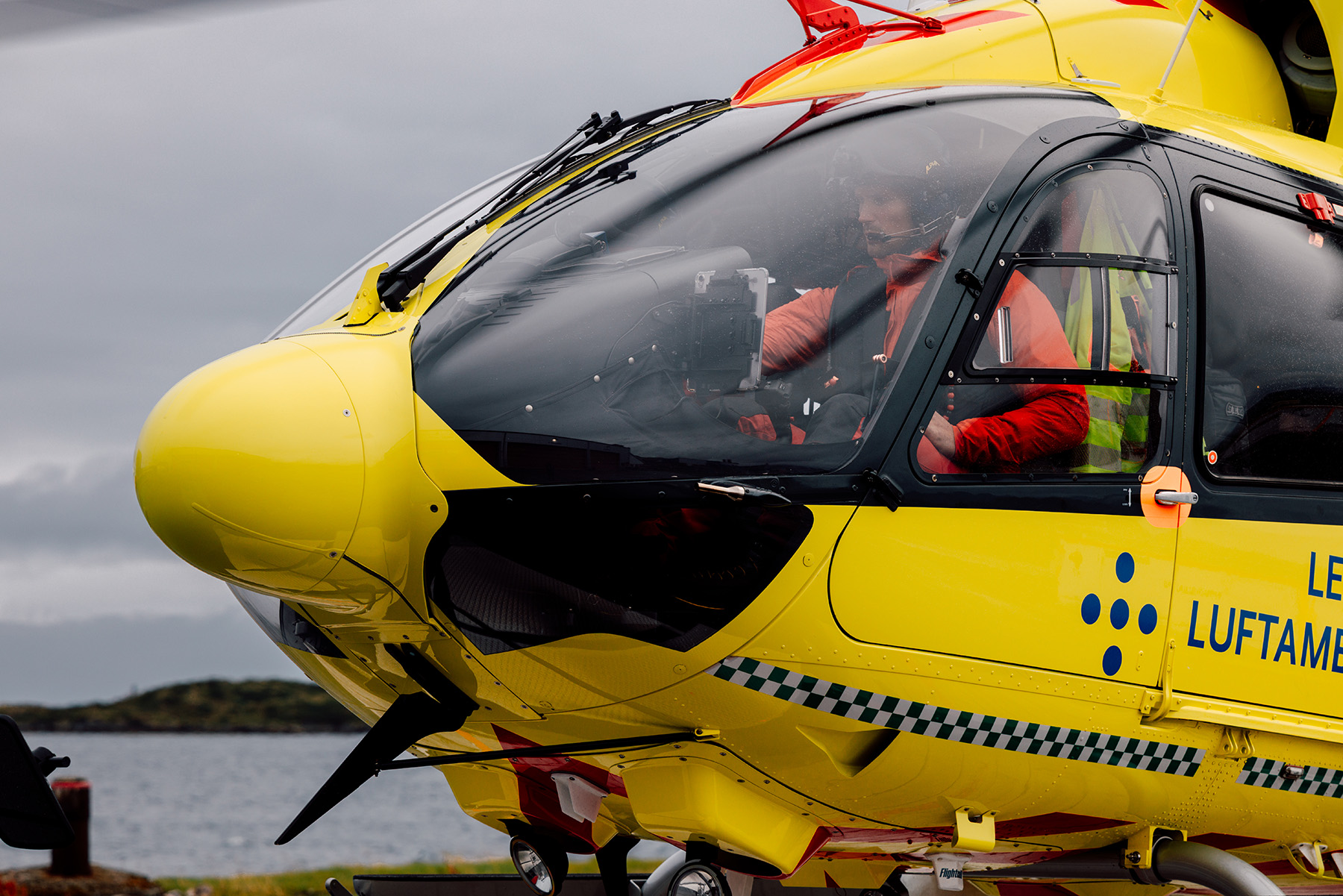 Redningsmann gjennom helikoptervinduet