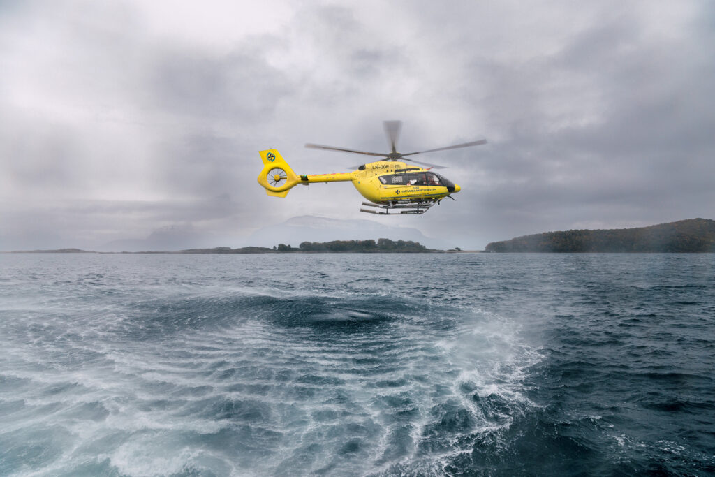 Gult helikopter over havet