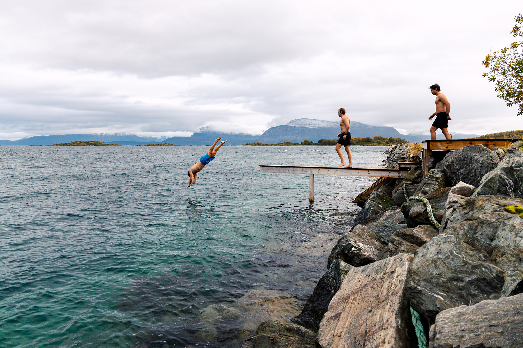 Person stuper i havet