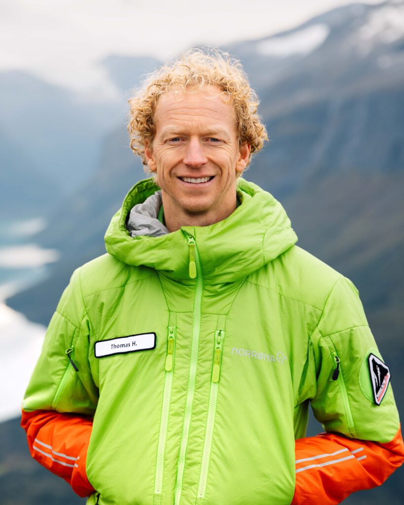 Thomas Horgen, Leder i Narg, ser inn i kamera på toppen av en fjelltopp