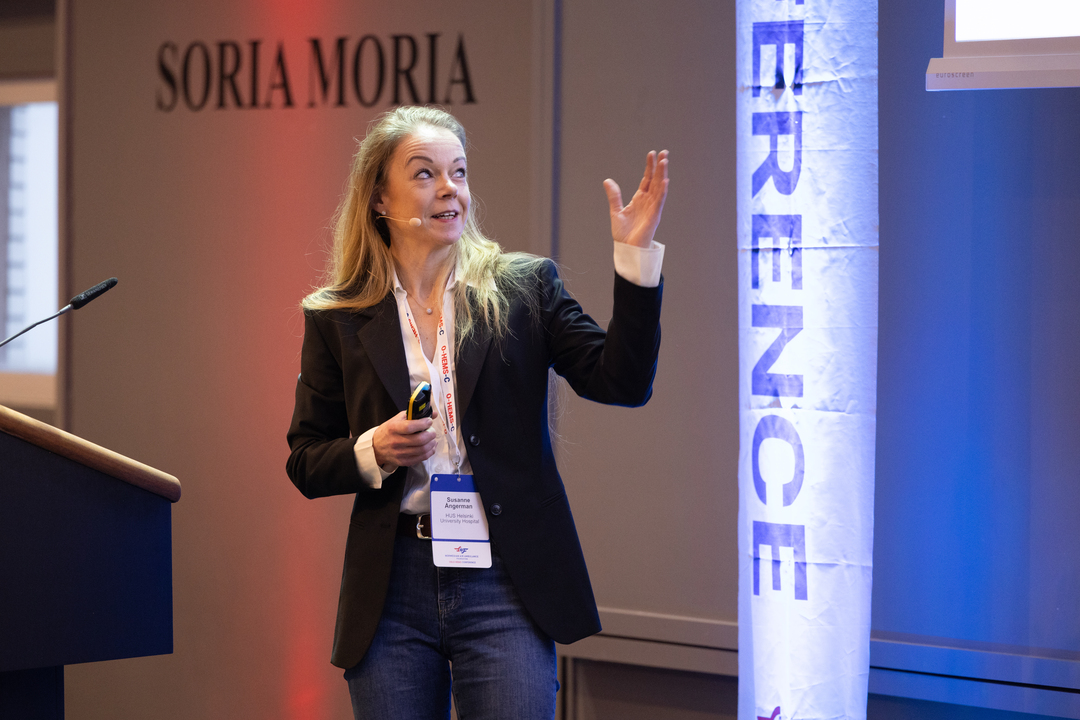 Susanne Ångerman speaking on implementation and sustainability of protocols at Oslo HEMS Conference. 