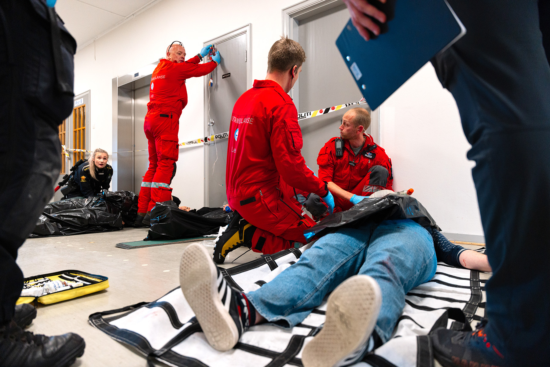 Legehelikopterpersonell behandler pasient