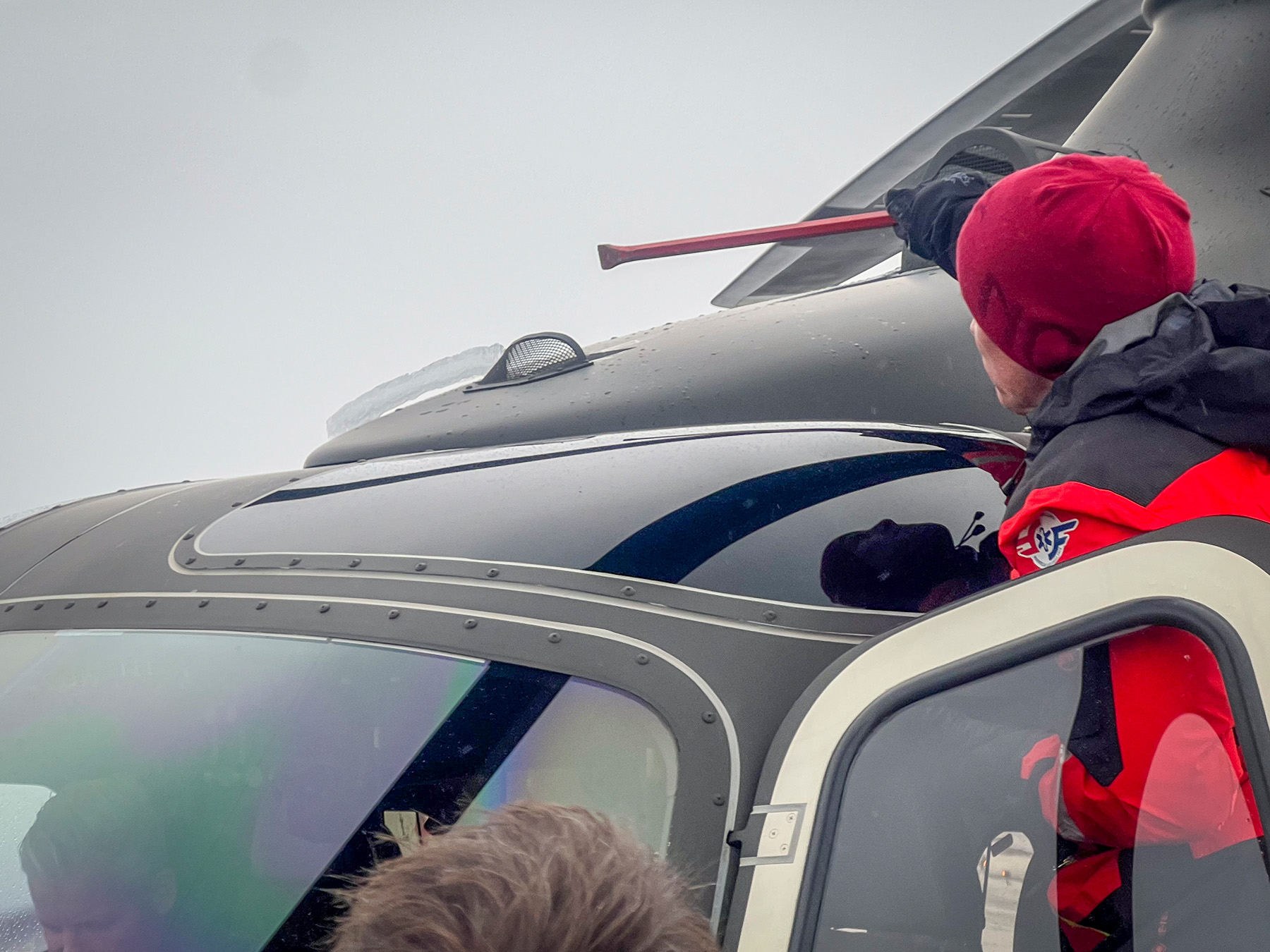 Mannskap skraper av is fra helikopteret