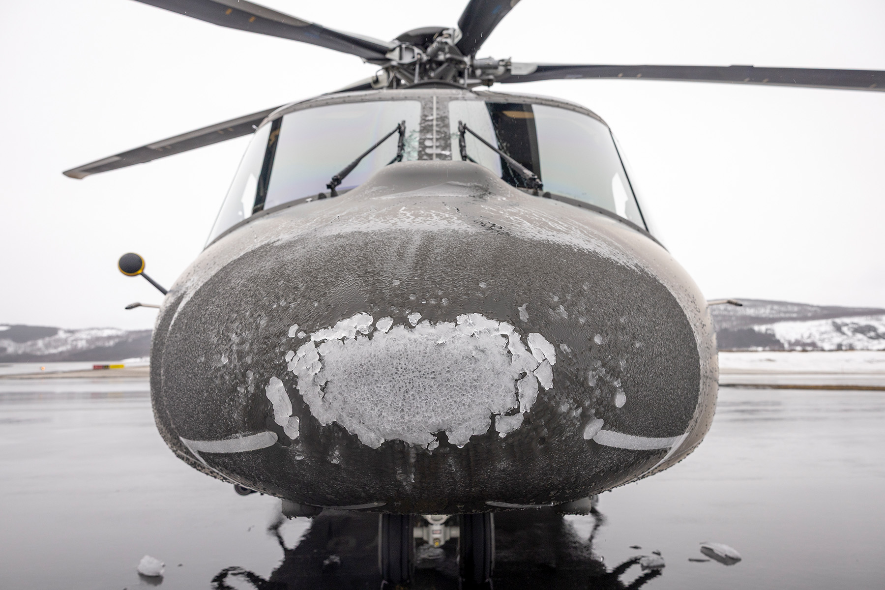 Helikopter med is på snuten
