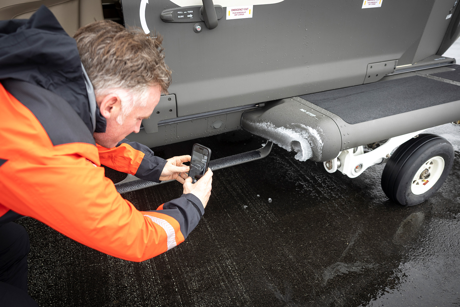 Pilot tar bilde av is