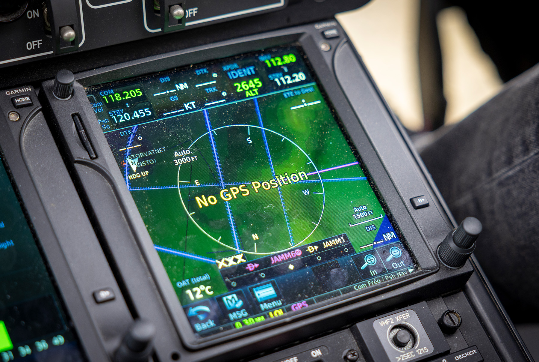 Skjerm i helikoptercockpit med teksten «No GPS position»