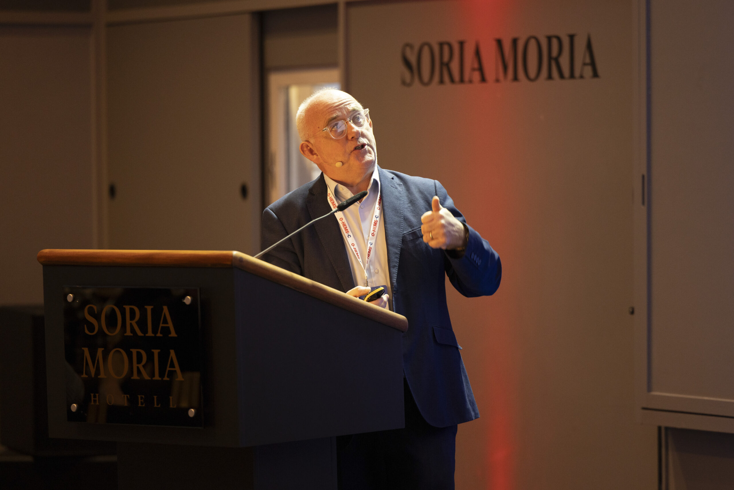 Jim Connolly lecturing about point of care ultrasound at Oslo HEMS Conference 2025.