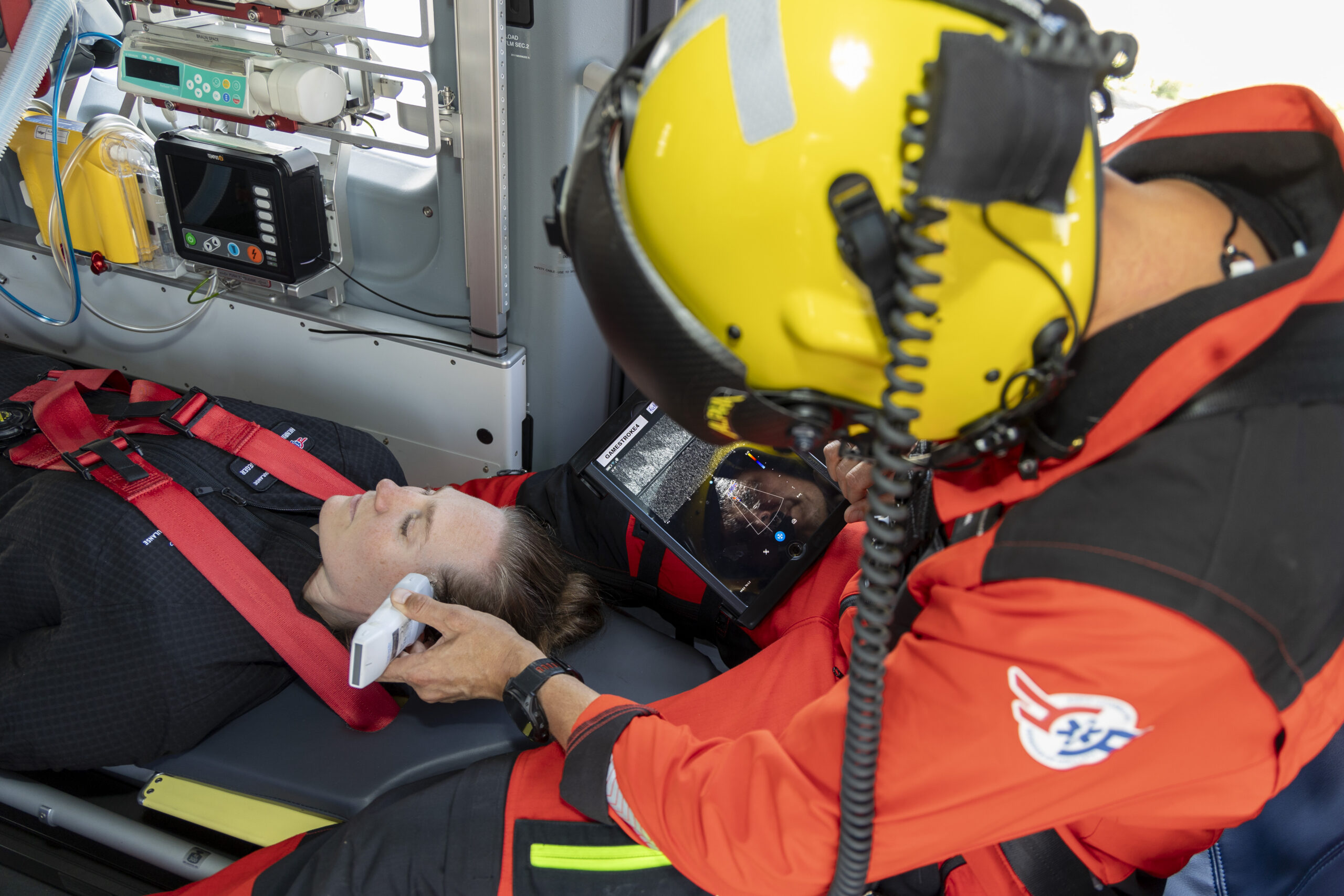 Lege illustrerer ultralyd i helikopter