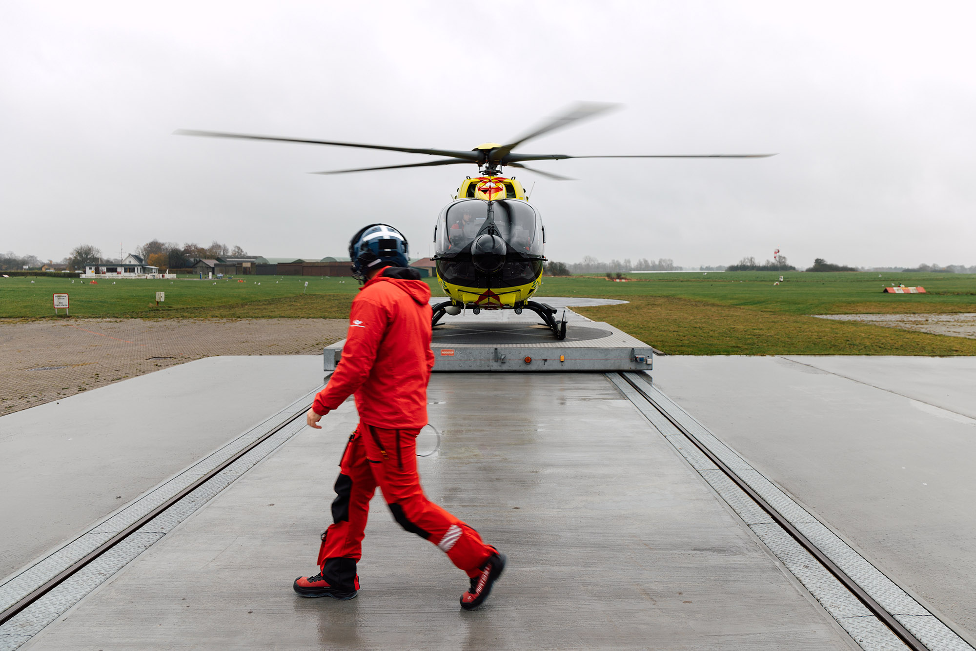 Person går forbi helikopter