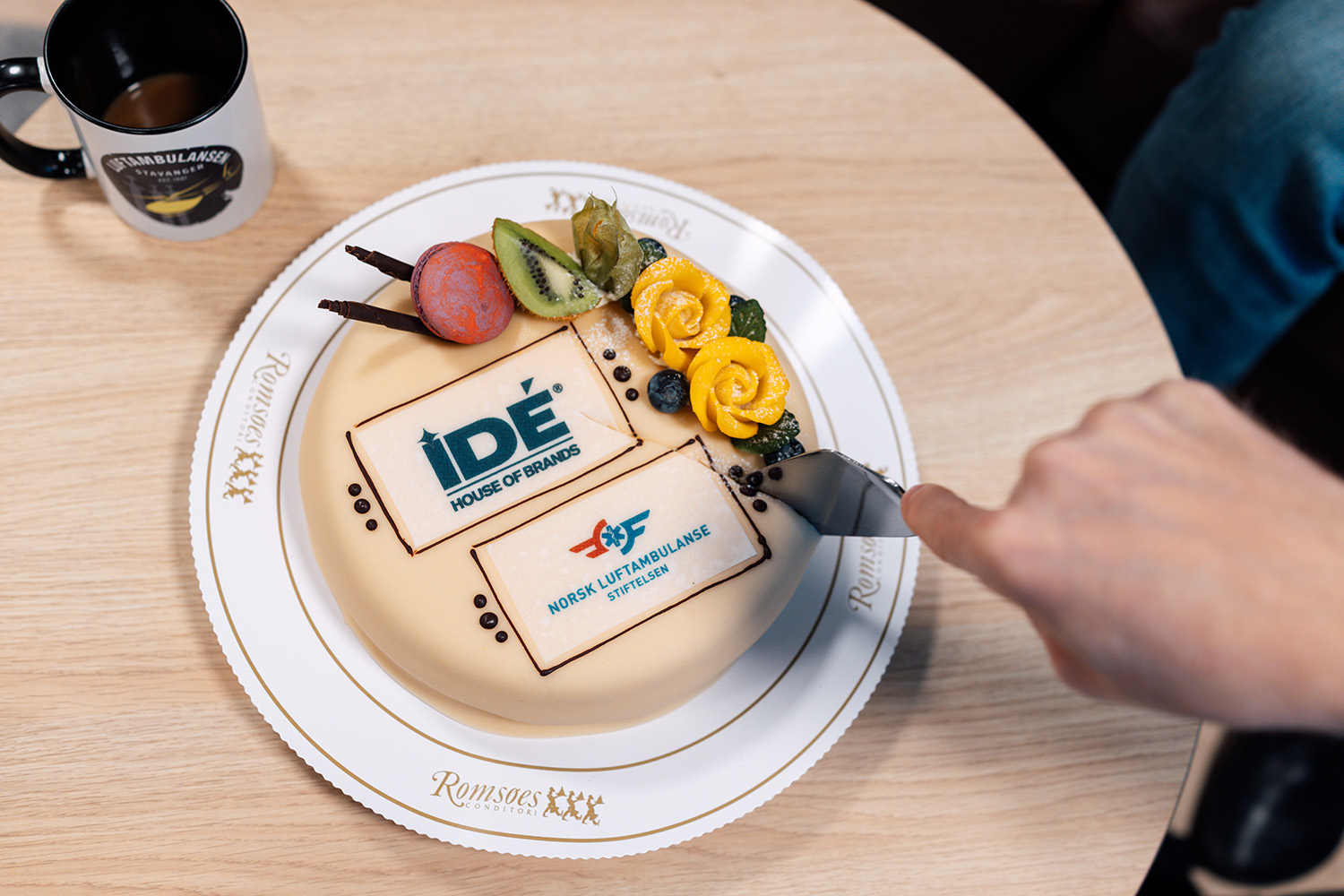 Kake med logoene til IDÉ og Stiftelsen Norsk Luftambulanse