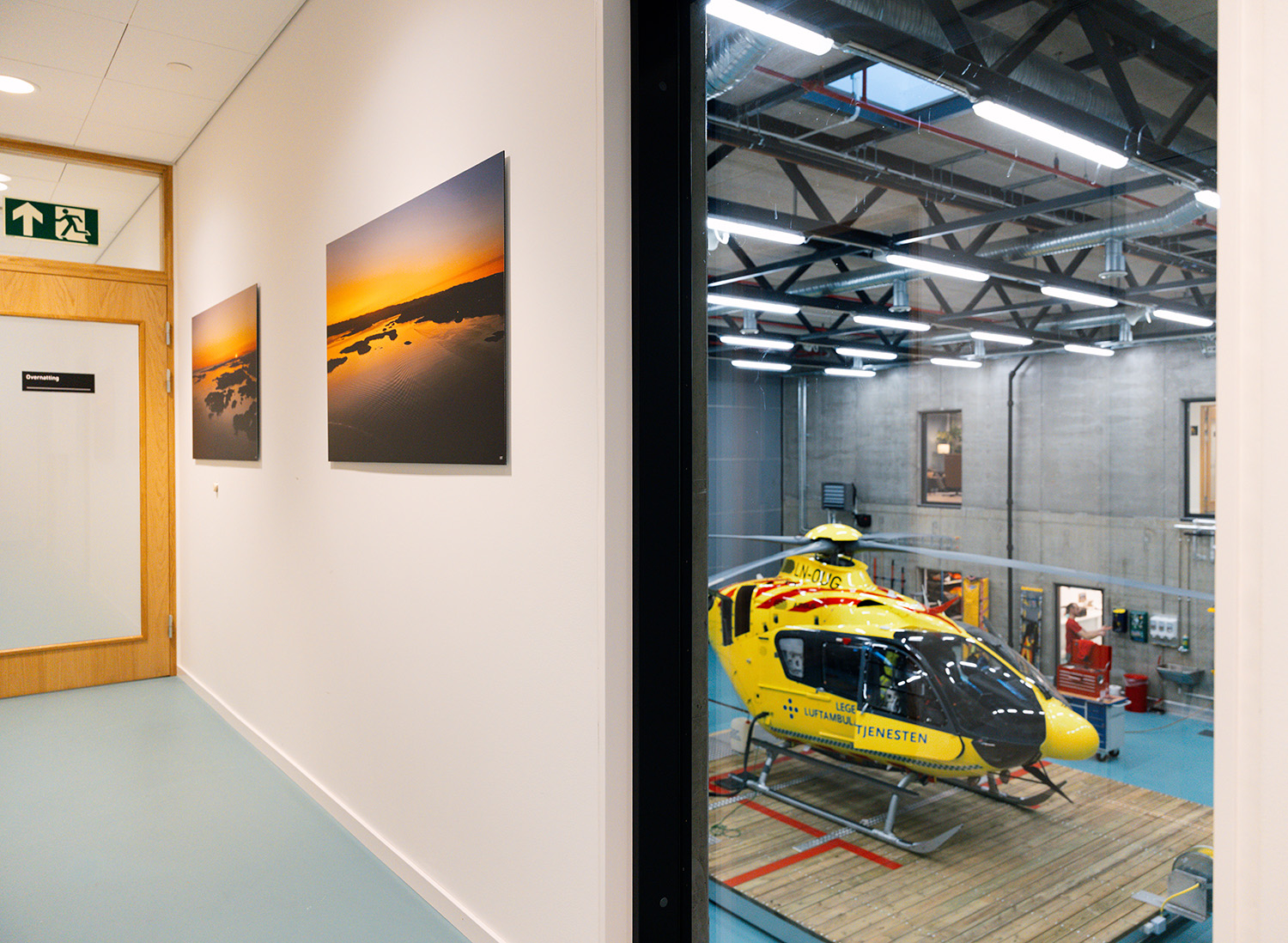 Helikopterhangar sett gjennom vindu