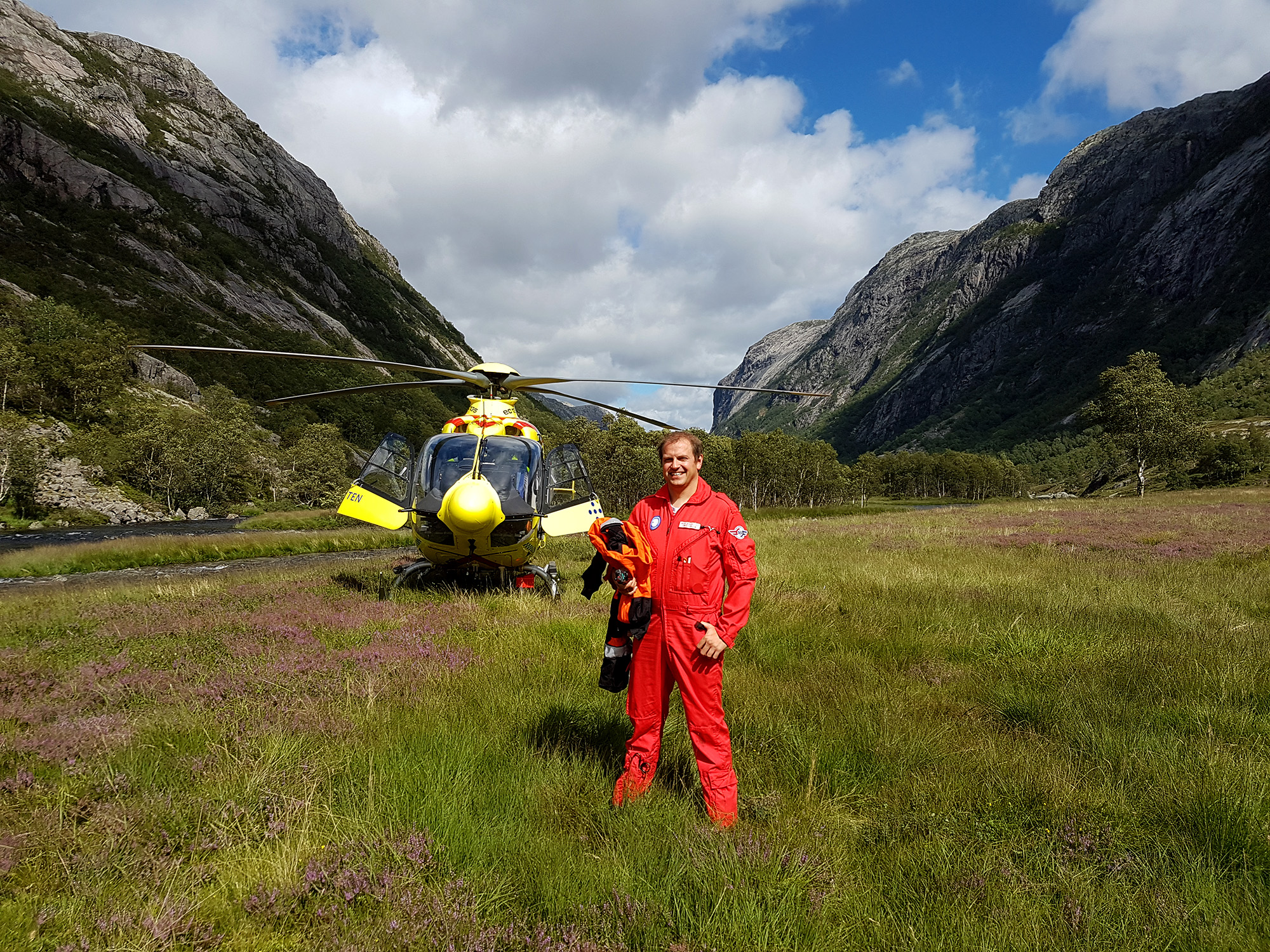 Einar Johan Tveit foran helikopter