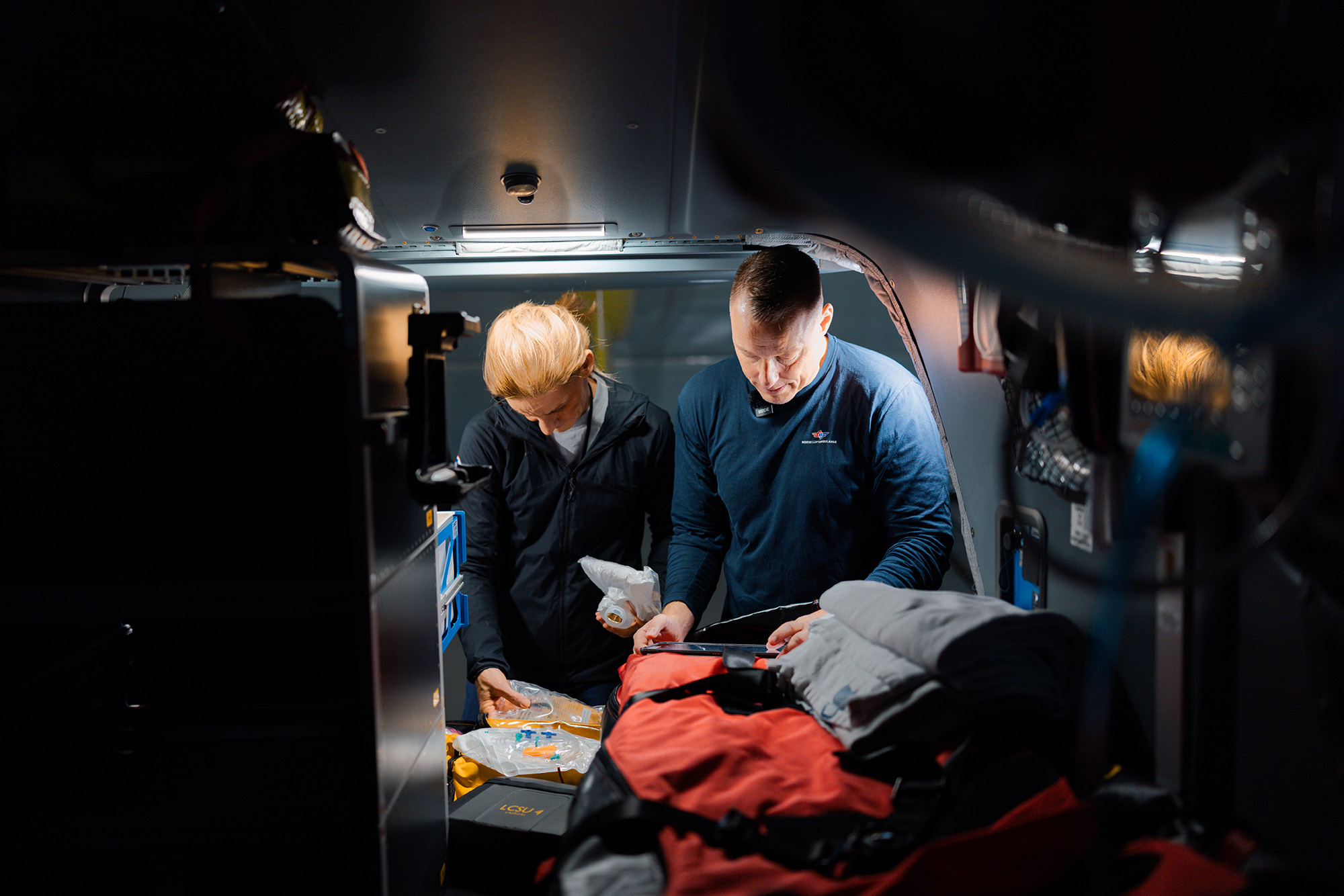 Crew undersøker medisinsk utstyr