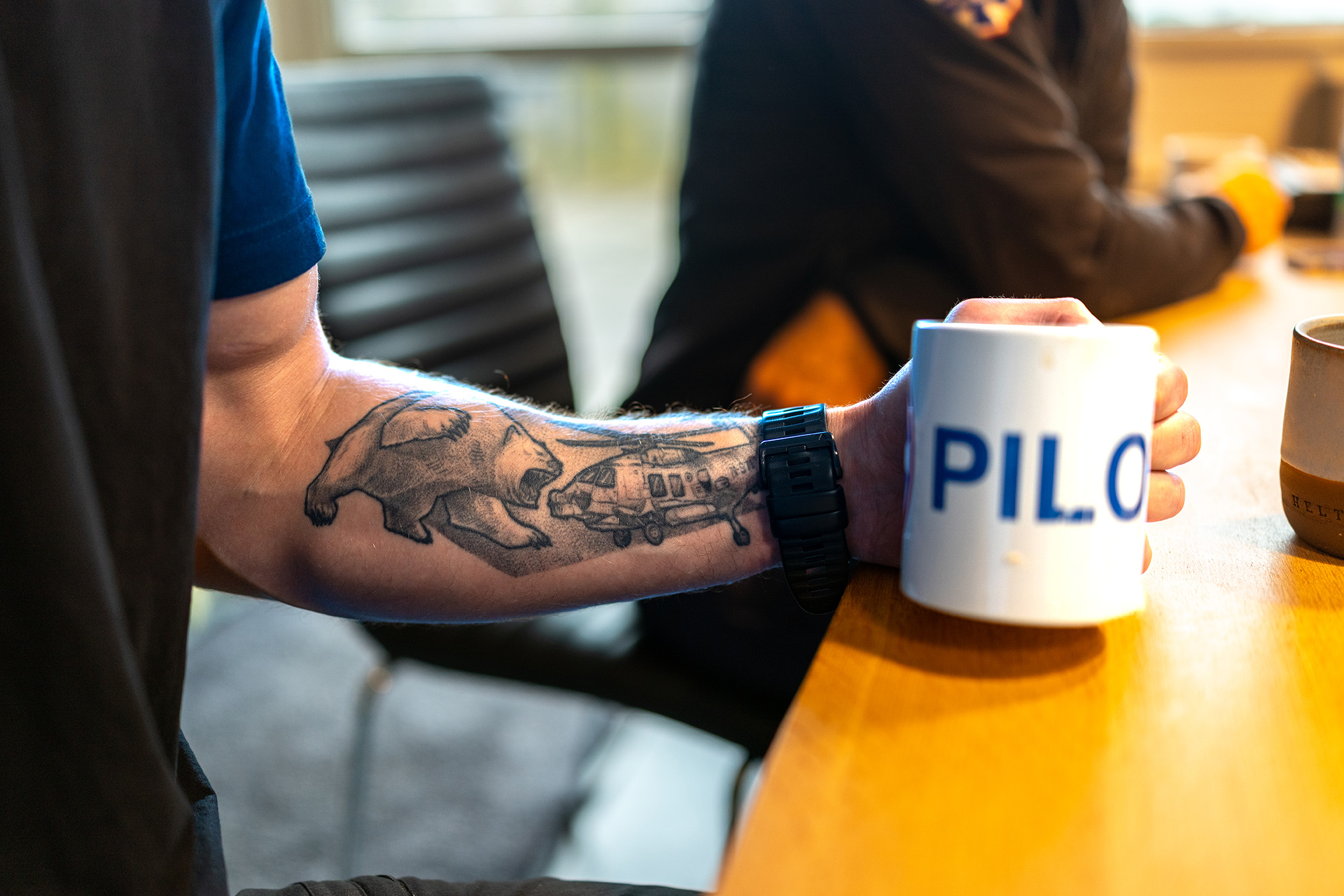 Nærbilde av tatovering med isbjørn og helikopter.