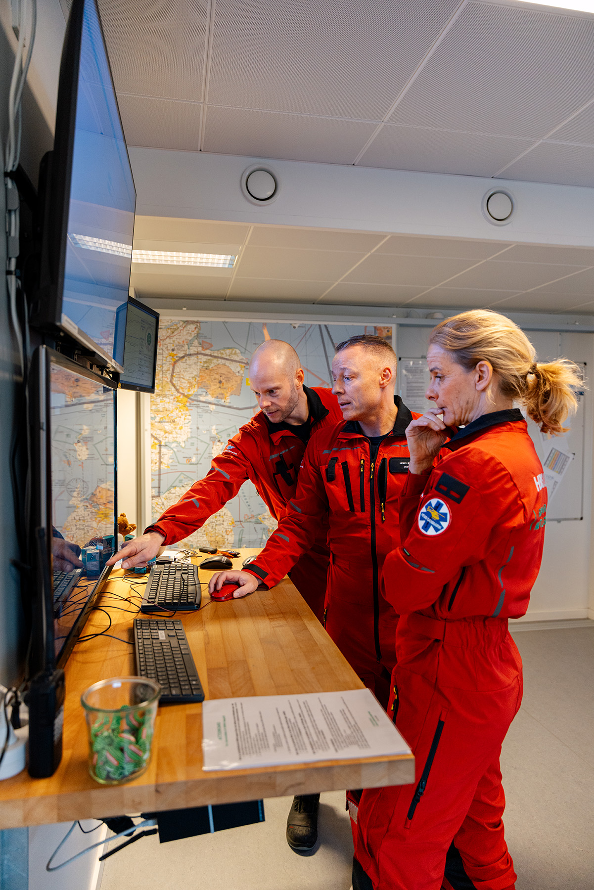 Crew ser på værforholdene før de skal rykke ut