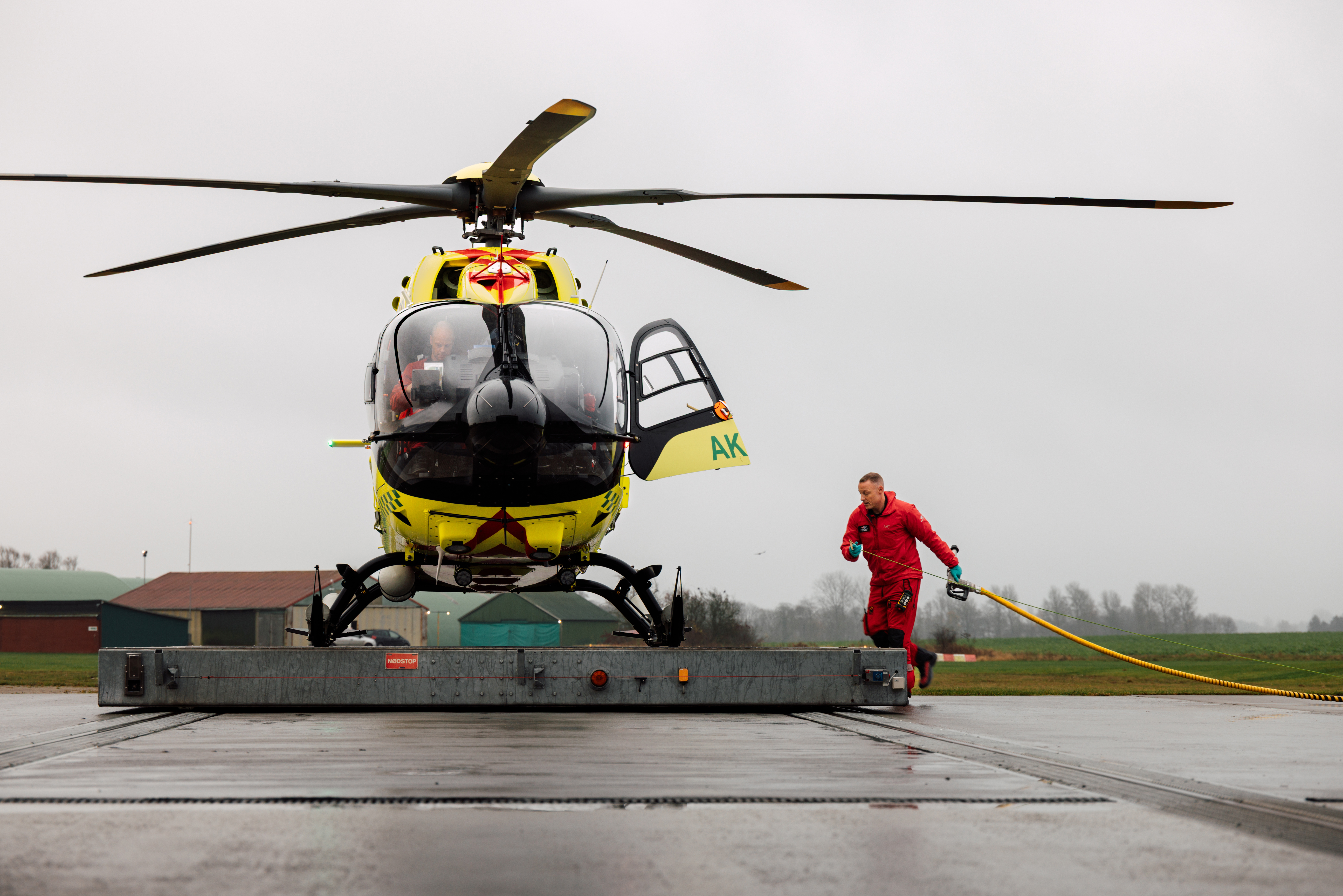 Redningsmann tanker opp helikopter