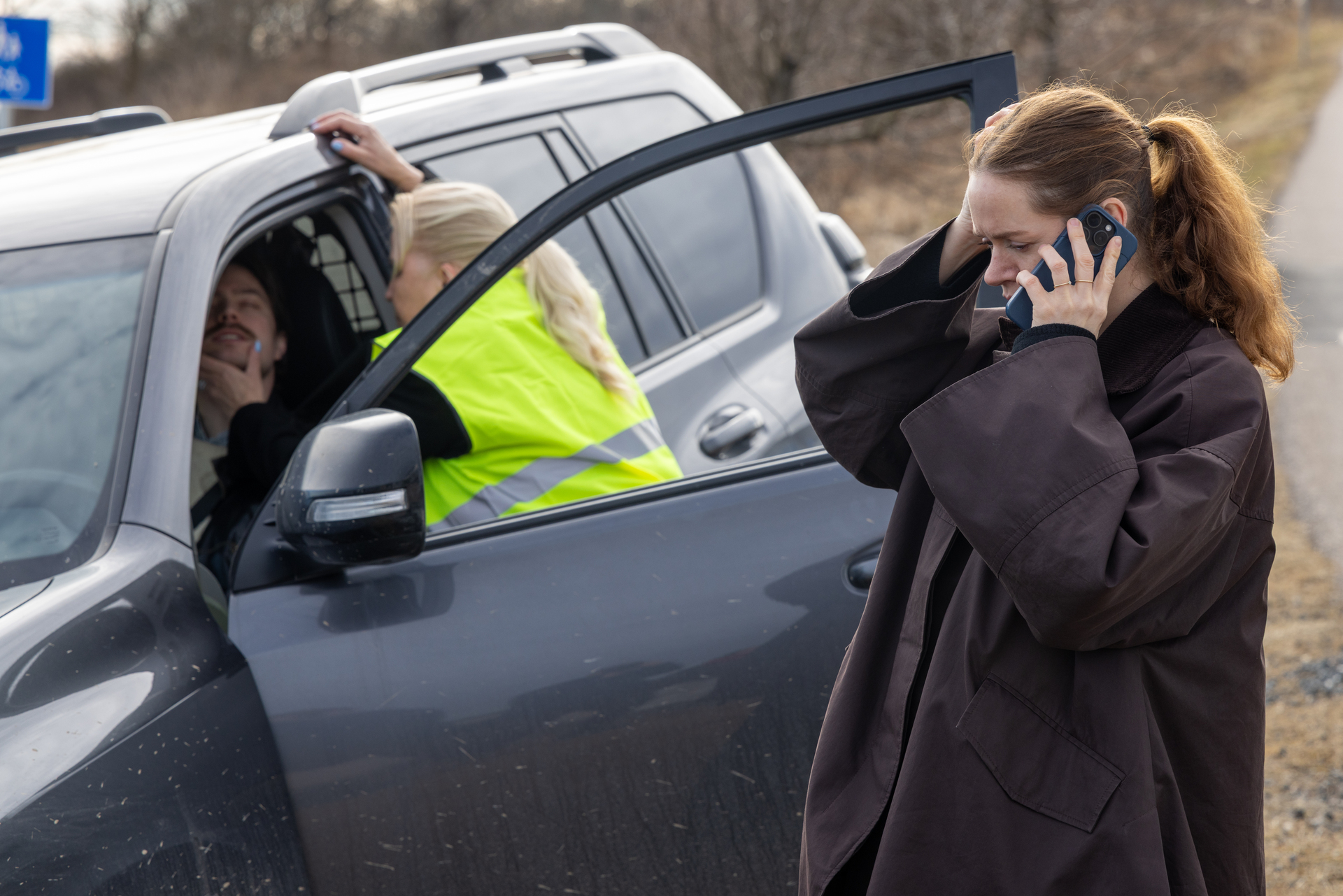 Kvinne ringer nødsentralen mens en mann sitter bevisstløs i bilen