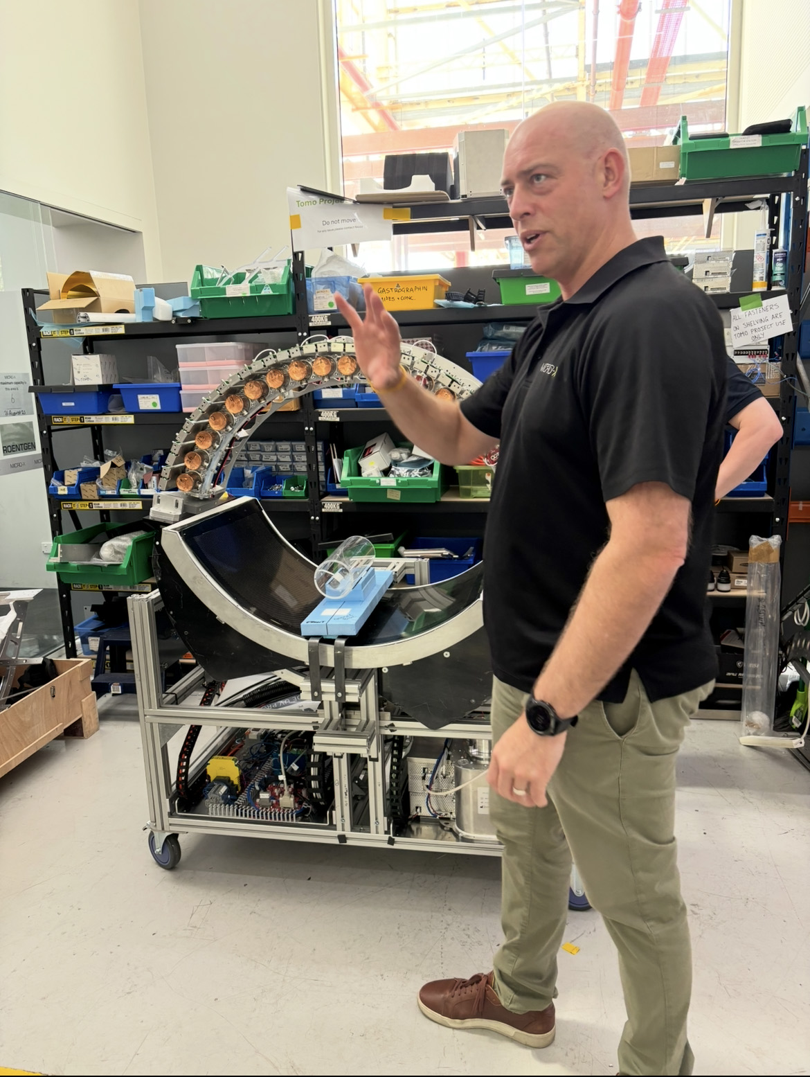 Person viser CT-maskin