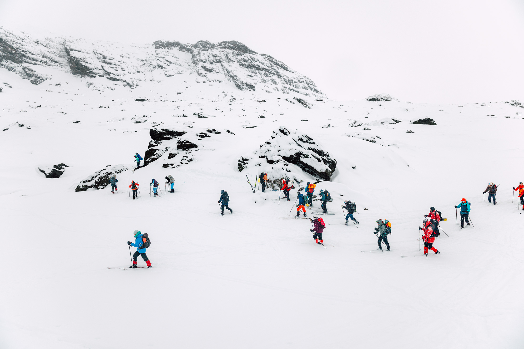 Studenter på ski i fjellandskap