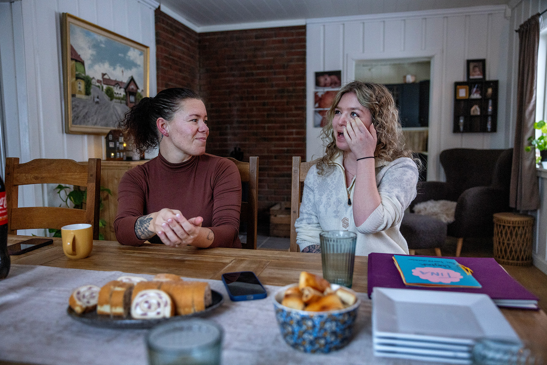 Tina og Alexandra sitter ved bordet