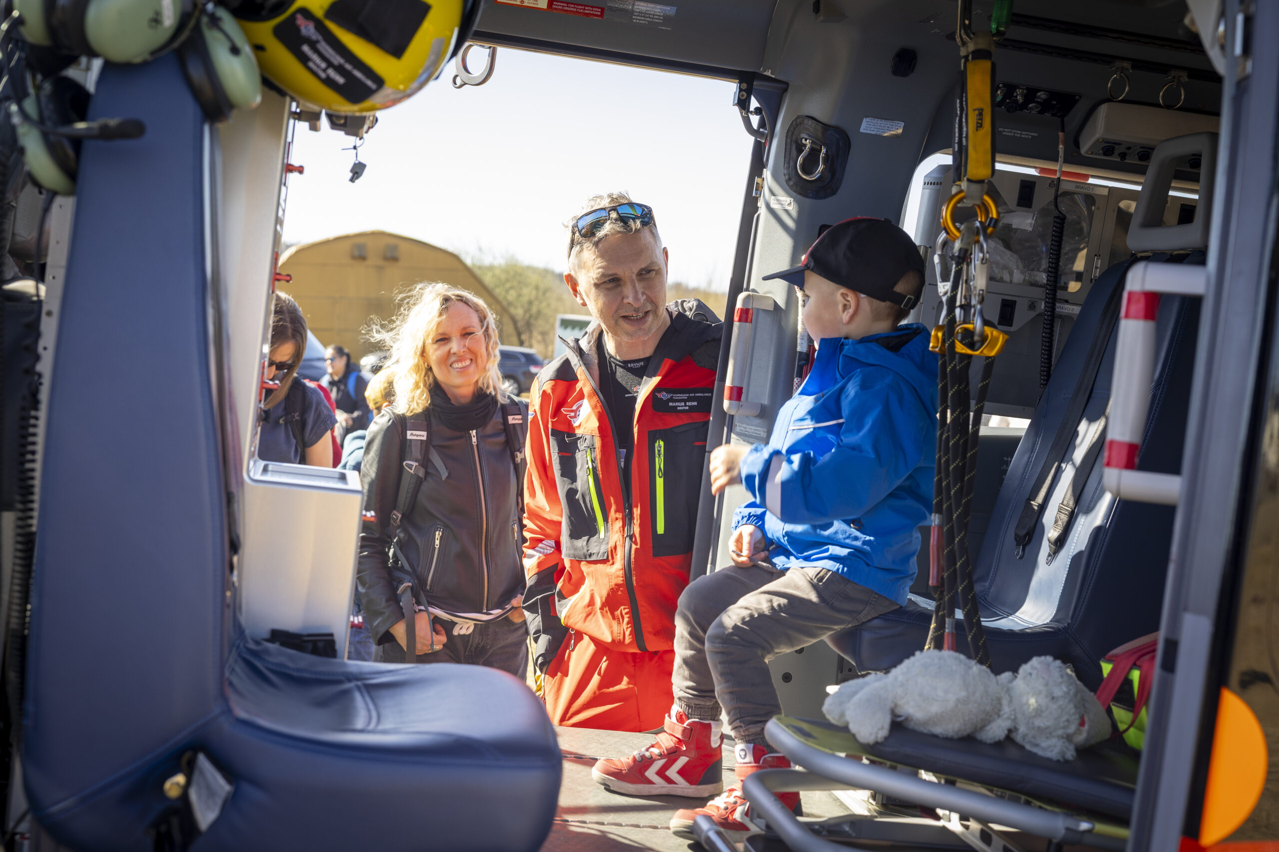 Barn sitter i helikopter