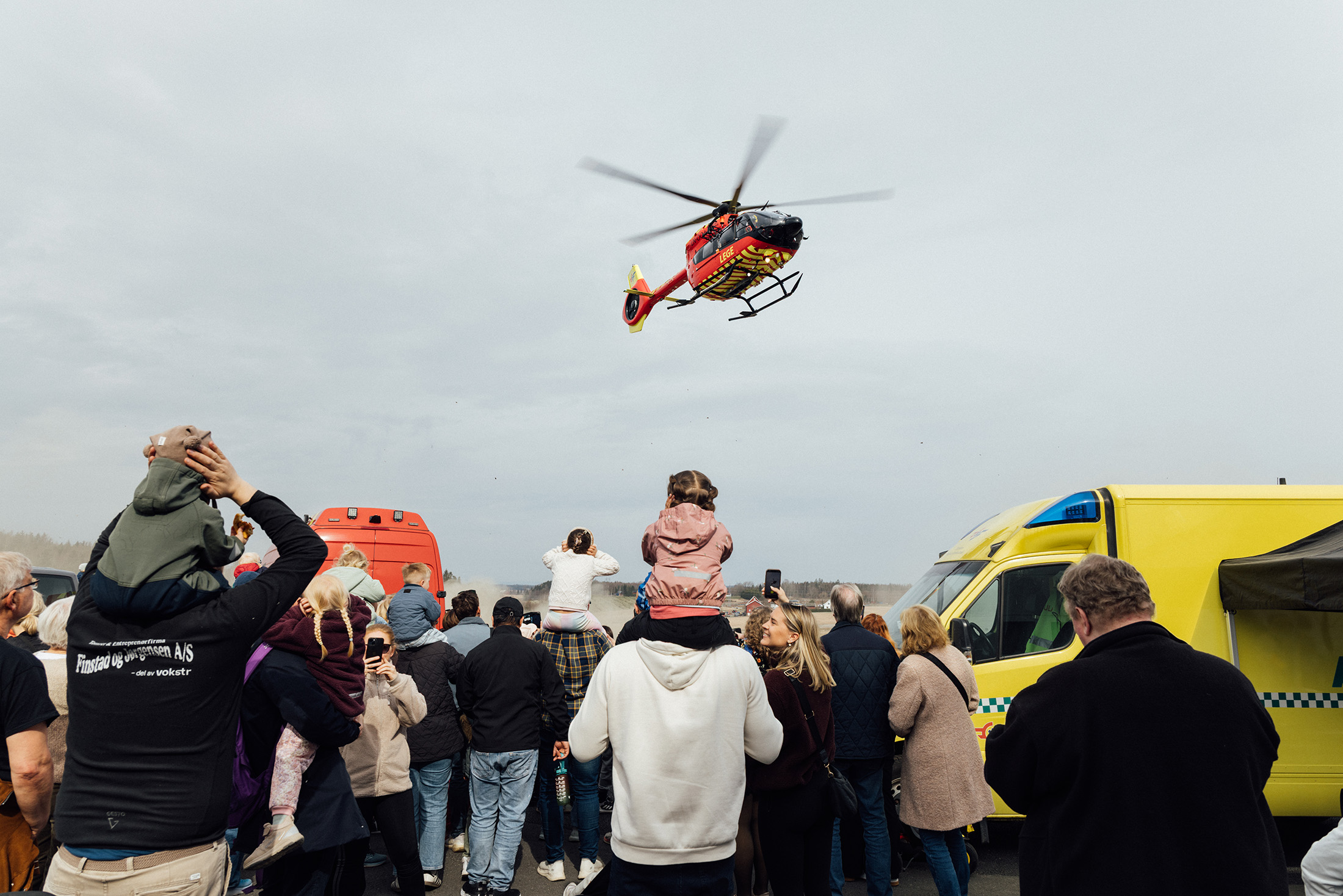 Publikum foran helikopter