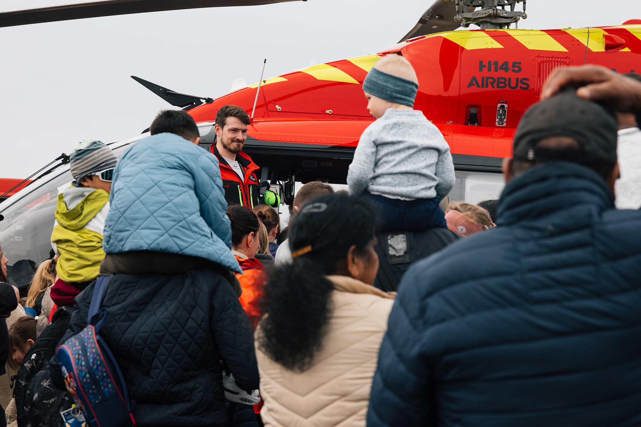 Publikum foran utviklingshelikopteret