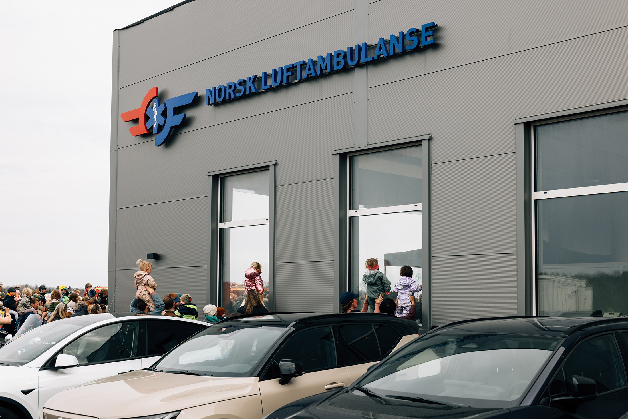 Personer ser inn i vinduet