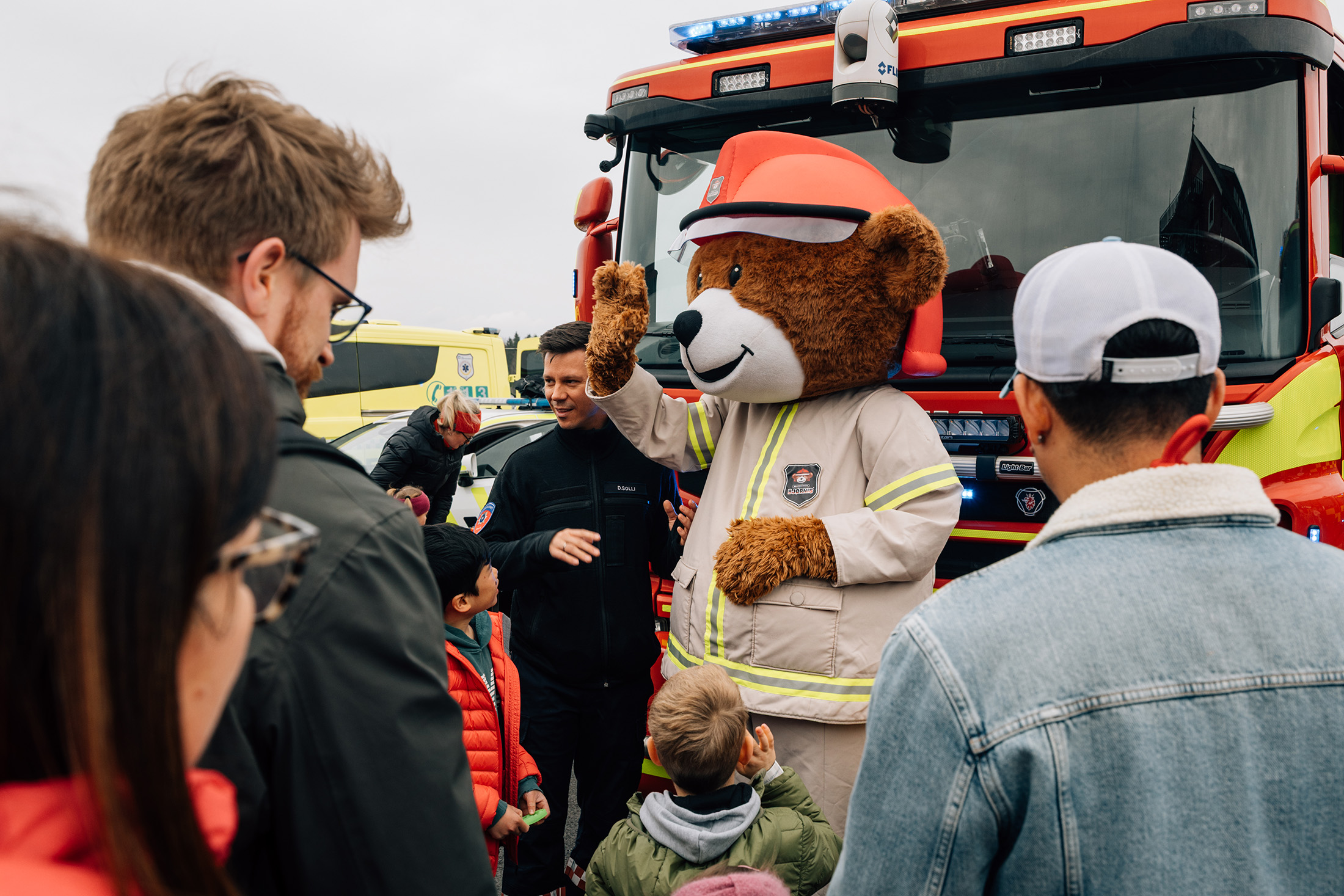 Brannbamsen Bjørnis foran brannbil under Akuttdagen 2026