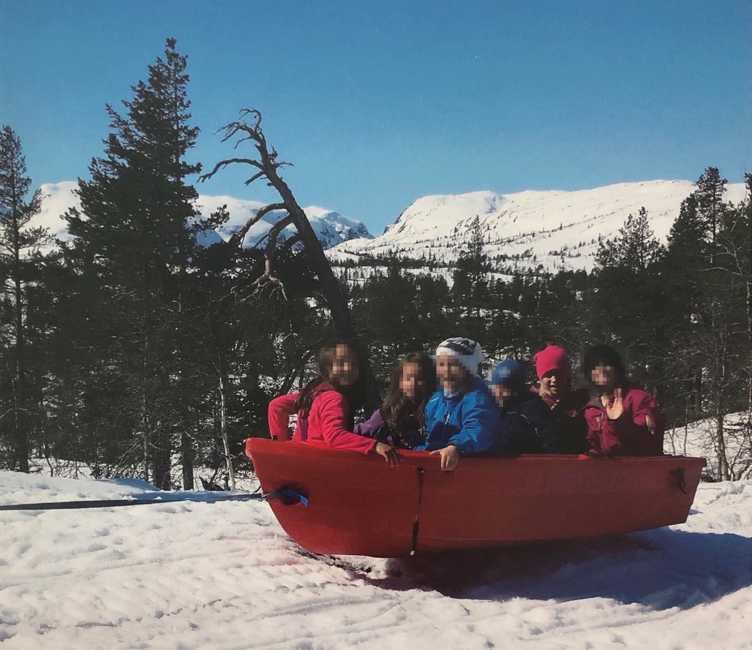 Barn i en plastbåt de skal bruke til aking