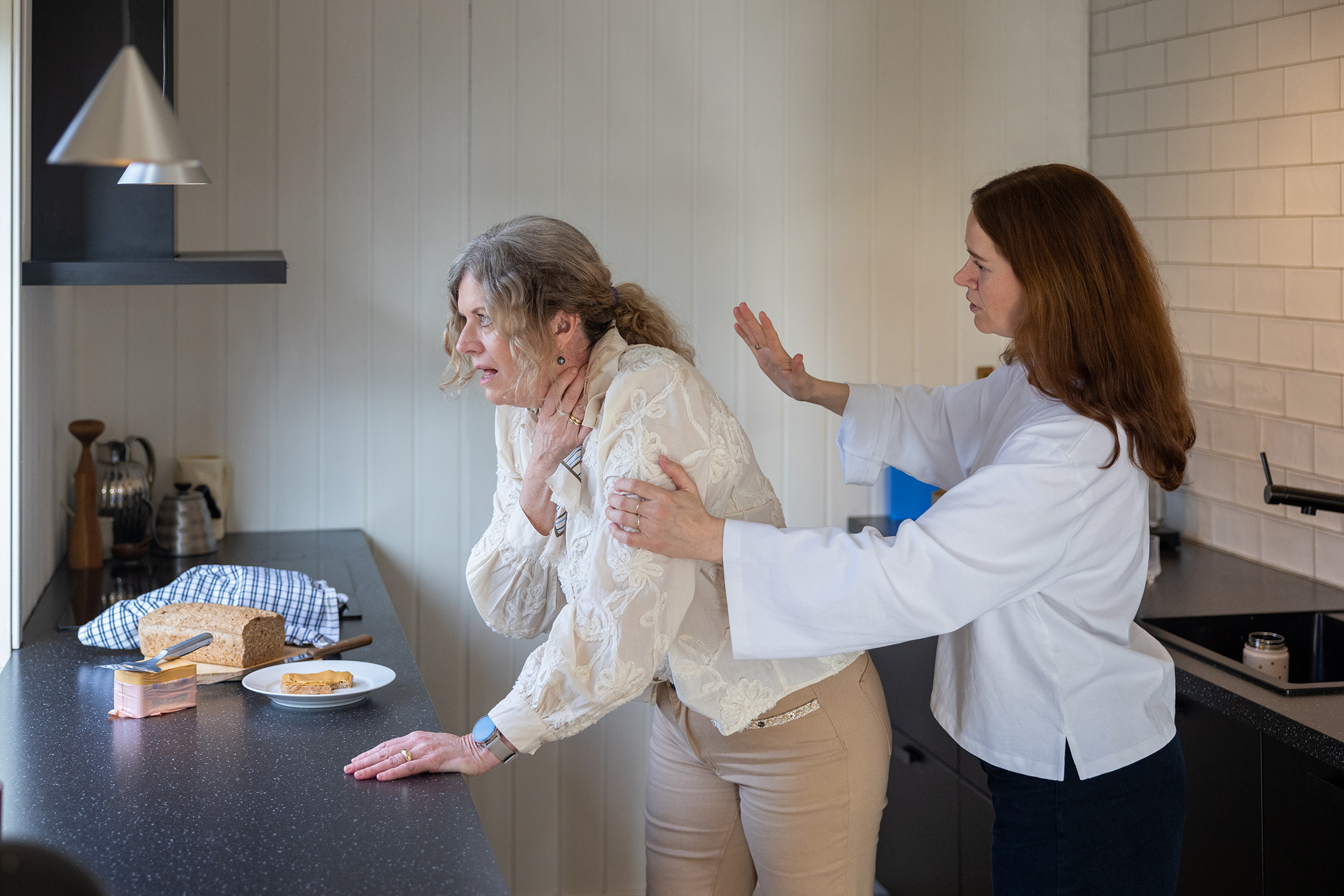 Person har satt noe i halsen og får støt i ryggen