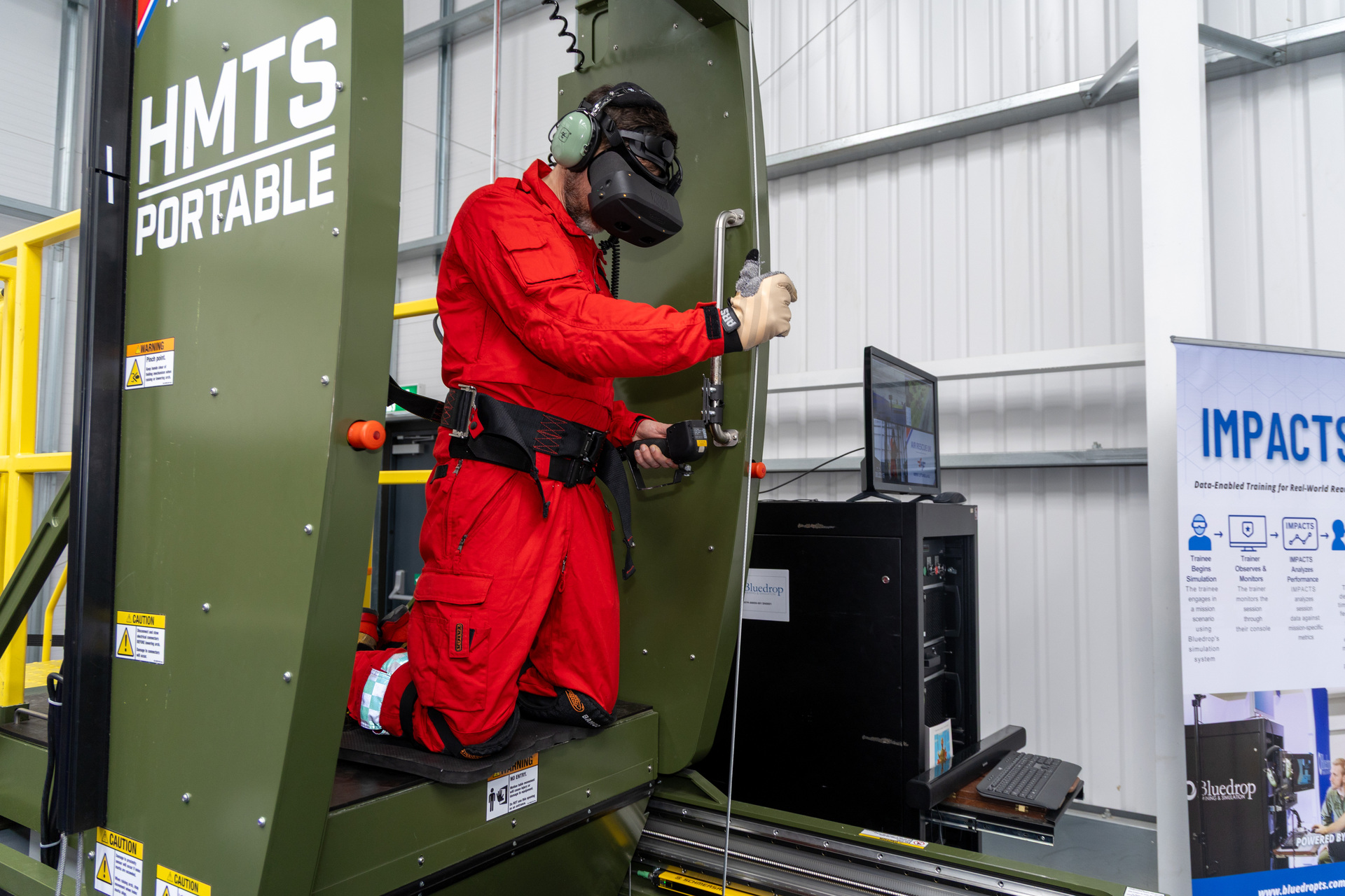 HEMS Physician Ulf Ouchterlony handling the hoist wire in the training simulator.