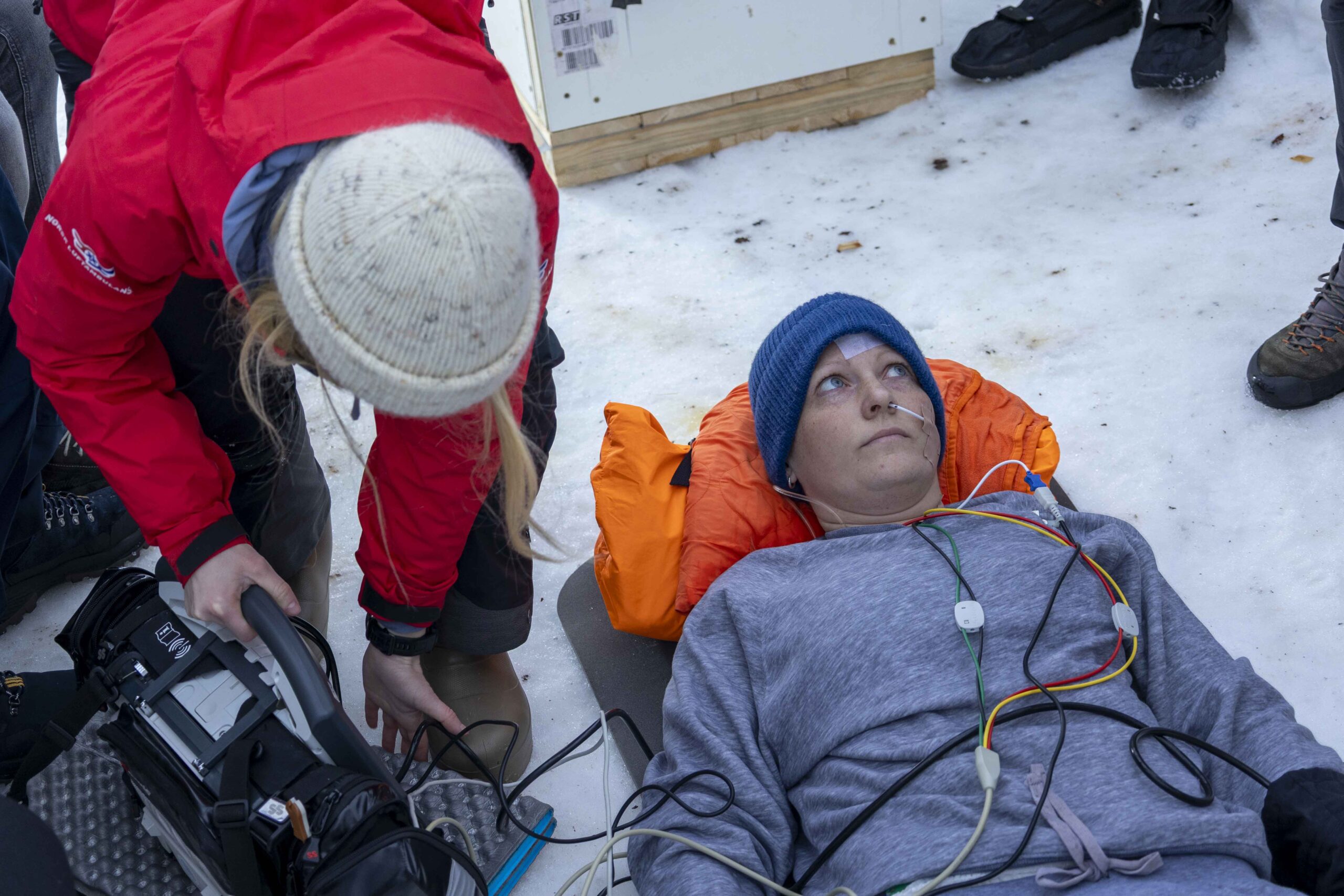 De to siste timene har hun ligget på et tynt liggeunderlag i en snøhule ikledd en klissvåt joggedress.