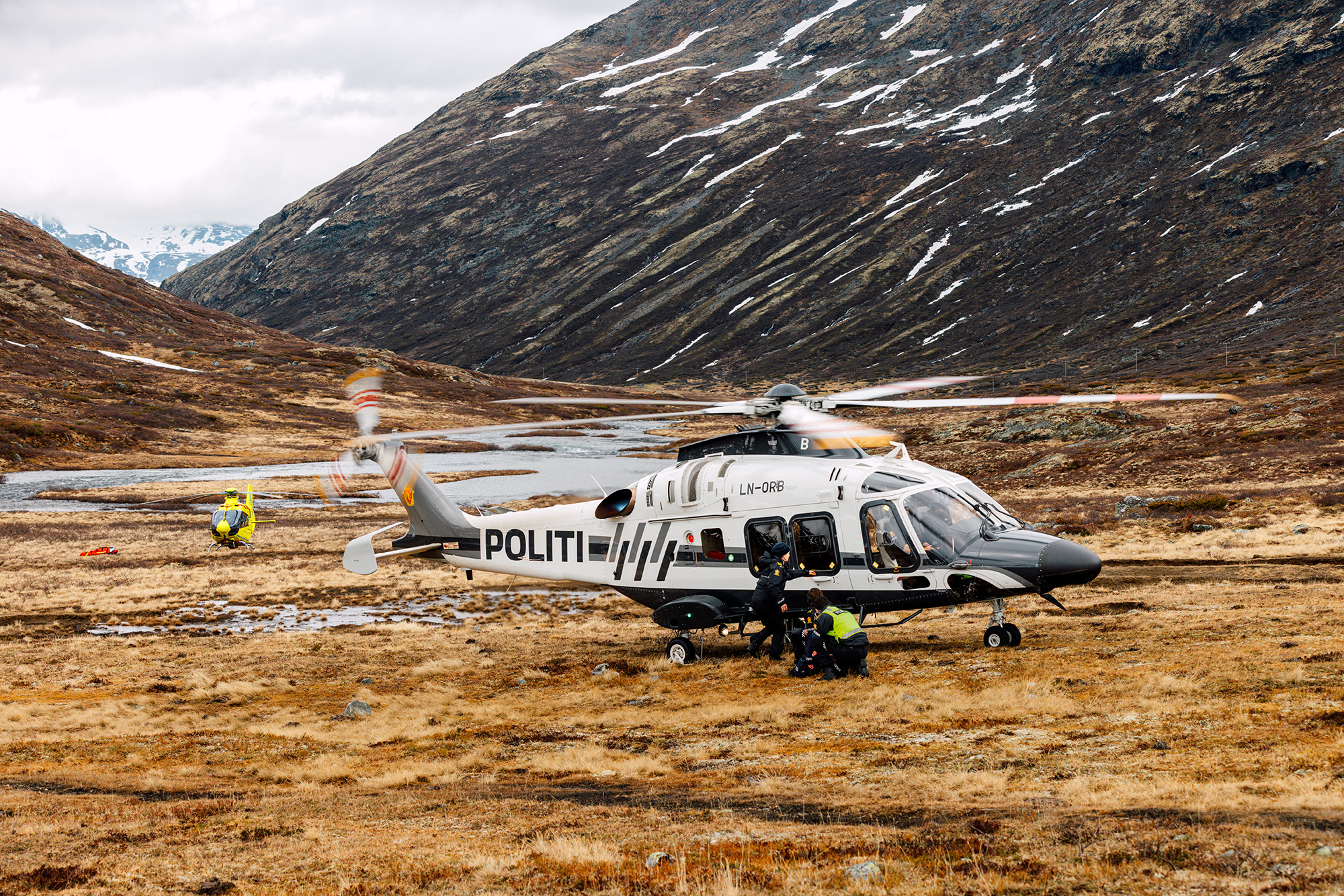 Politihelikopter på fjellet