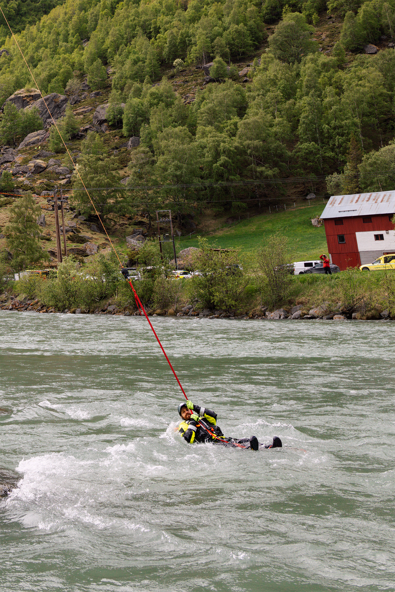 Øystein Brandsar trekkes av drone i elv
