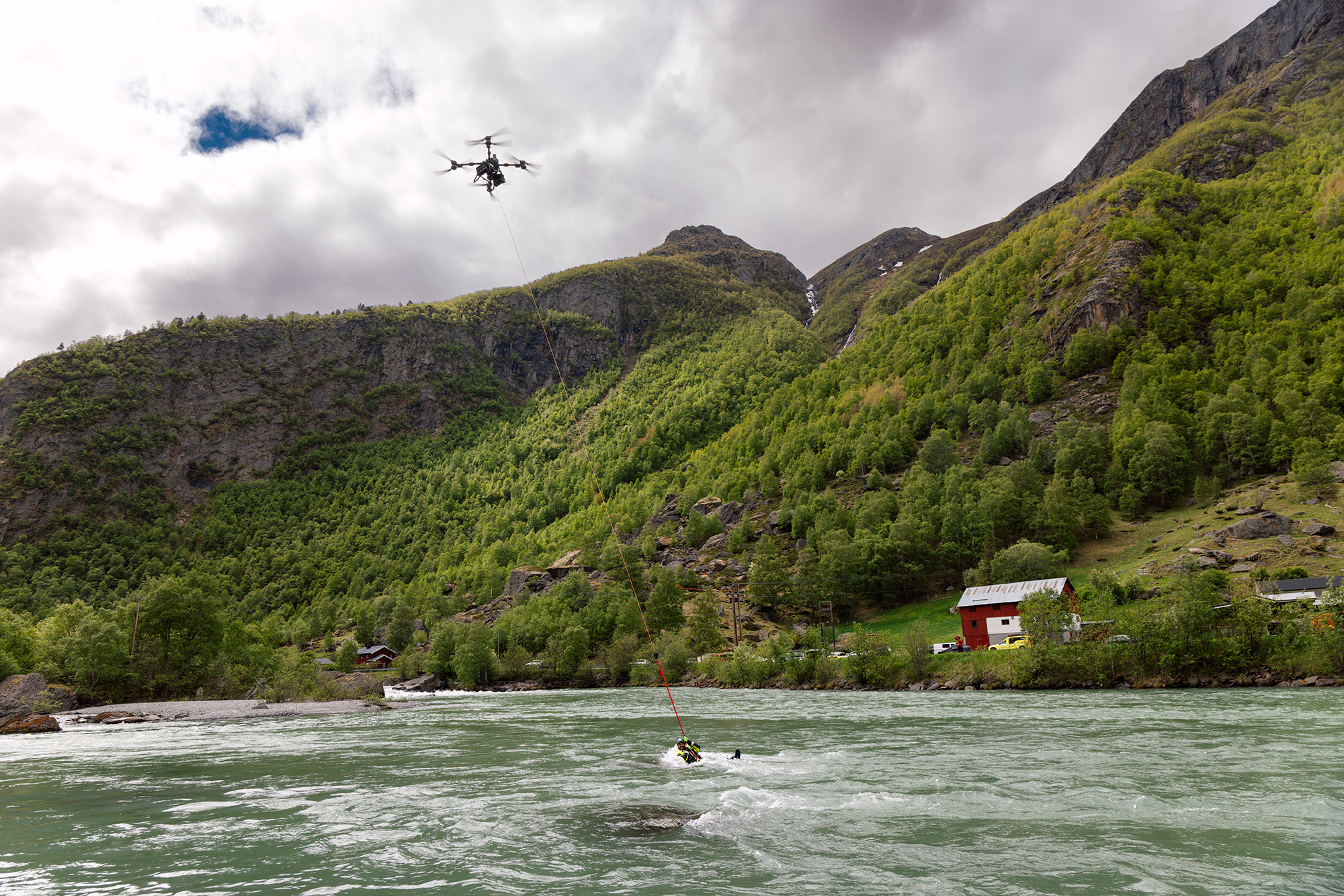 Øystein Brandsar ble trekt i land av drone under SAR61°N i Lom