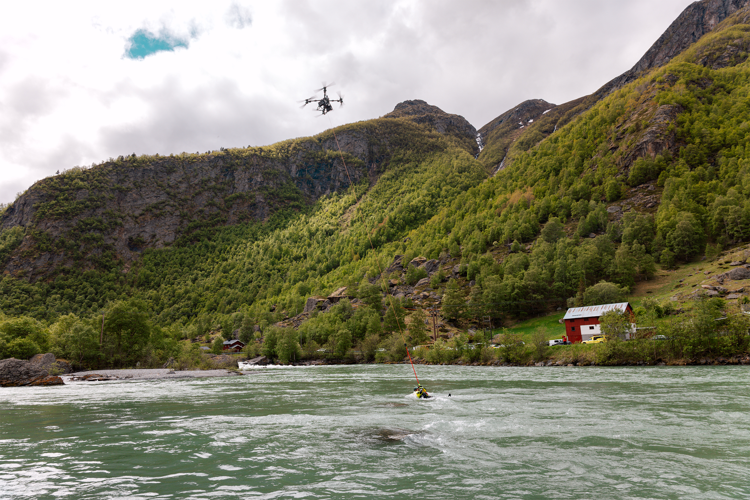 Person reddes av drone i elv