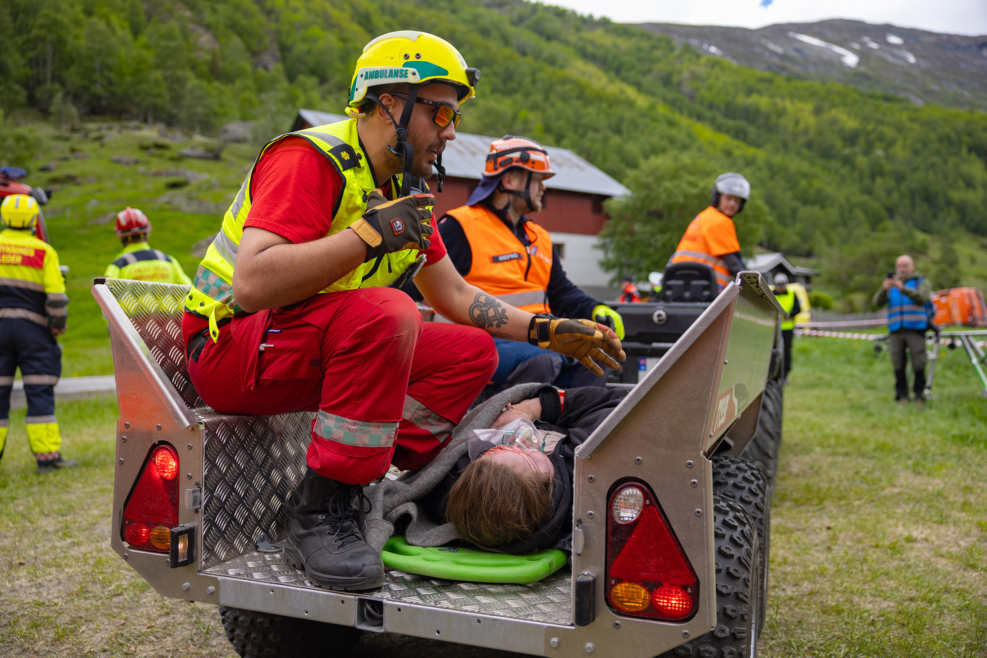 Person fraktes med firhjuling