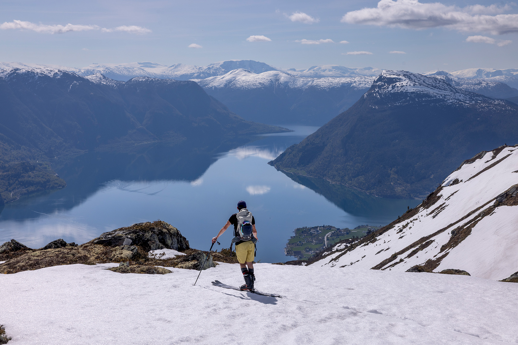 Person på ski i fjellet