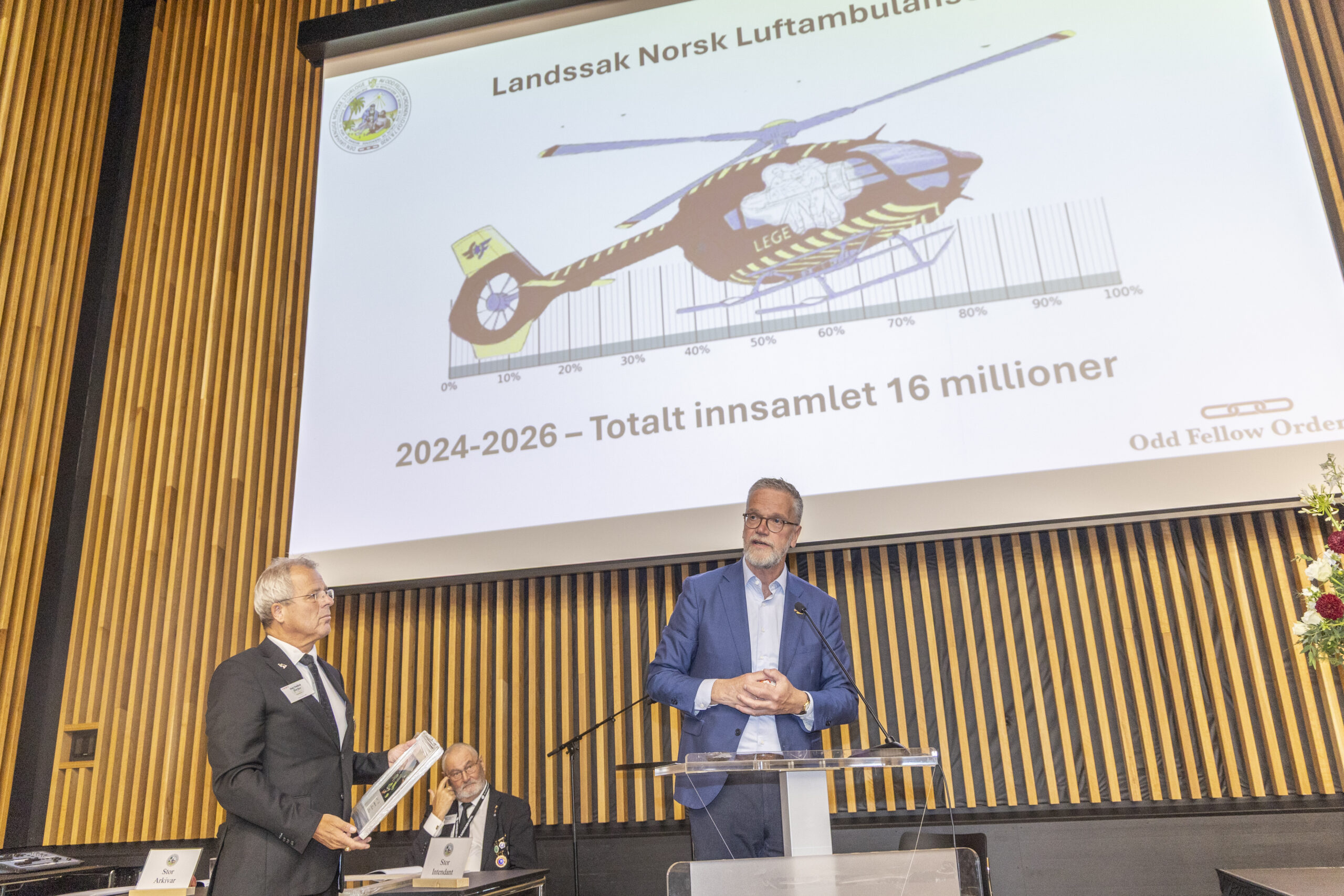 Erland Kroken fra Stiftelsen Norsk Luftambulanse og Stor Sire Geir Småvik