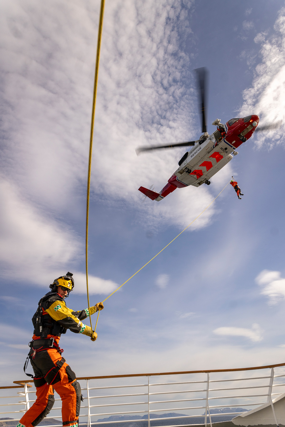 Redningsmann under helikopter i Hammerfest