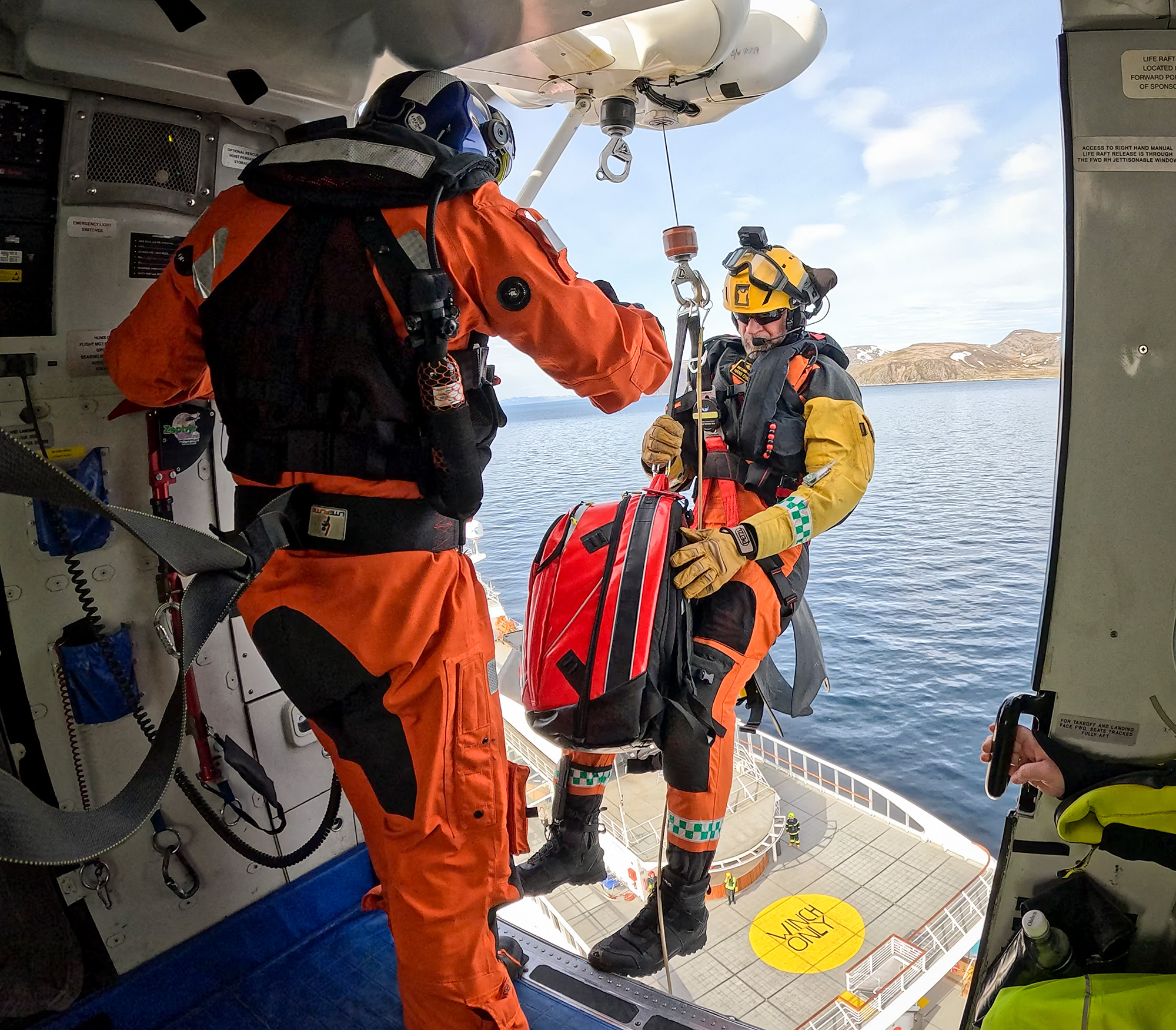 Redningsmann henger fra helikopter i Hammerfest