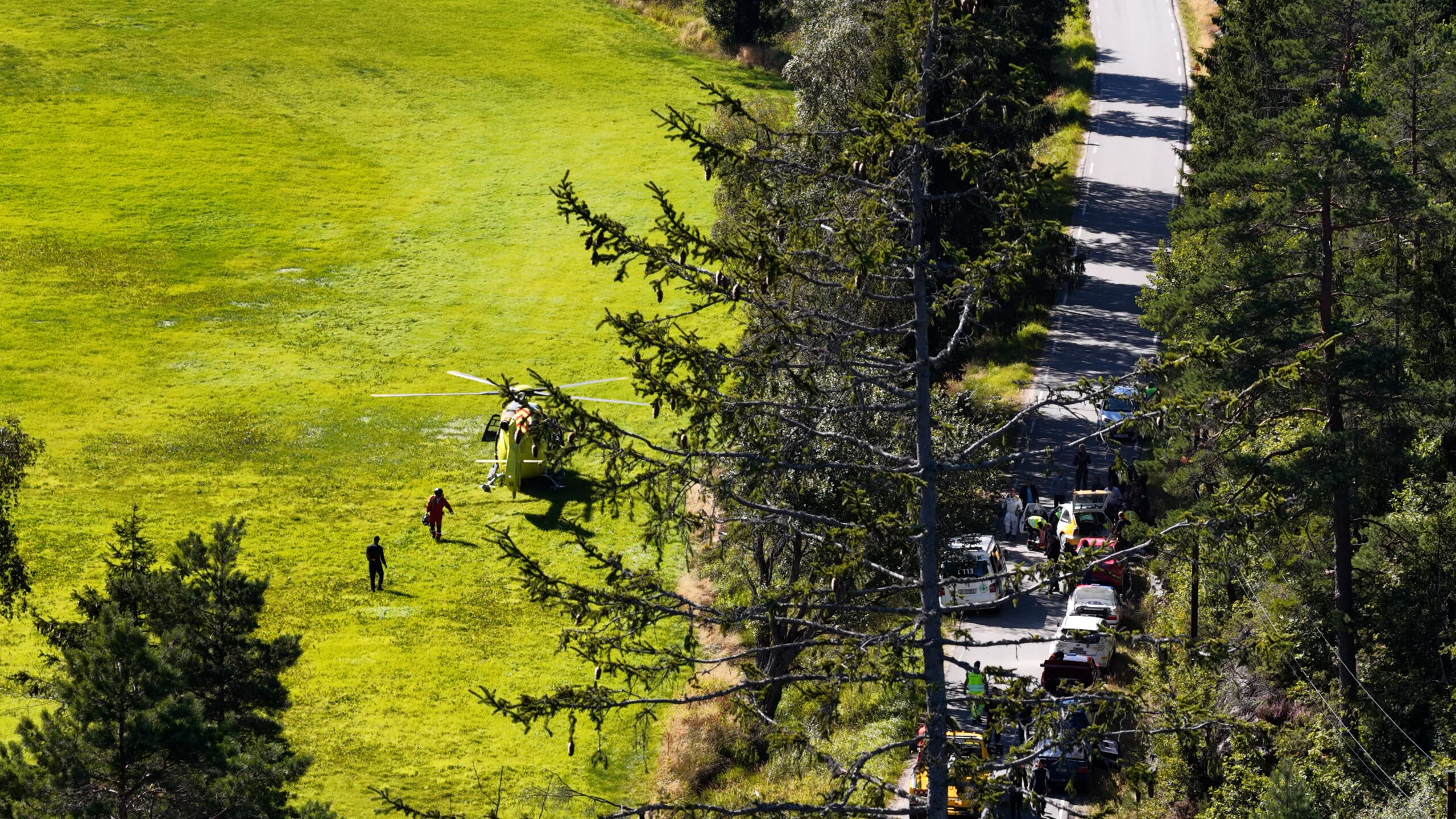 helikopter lander ved siden av rallyulykken i Grimstad