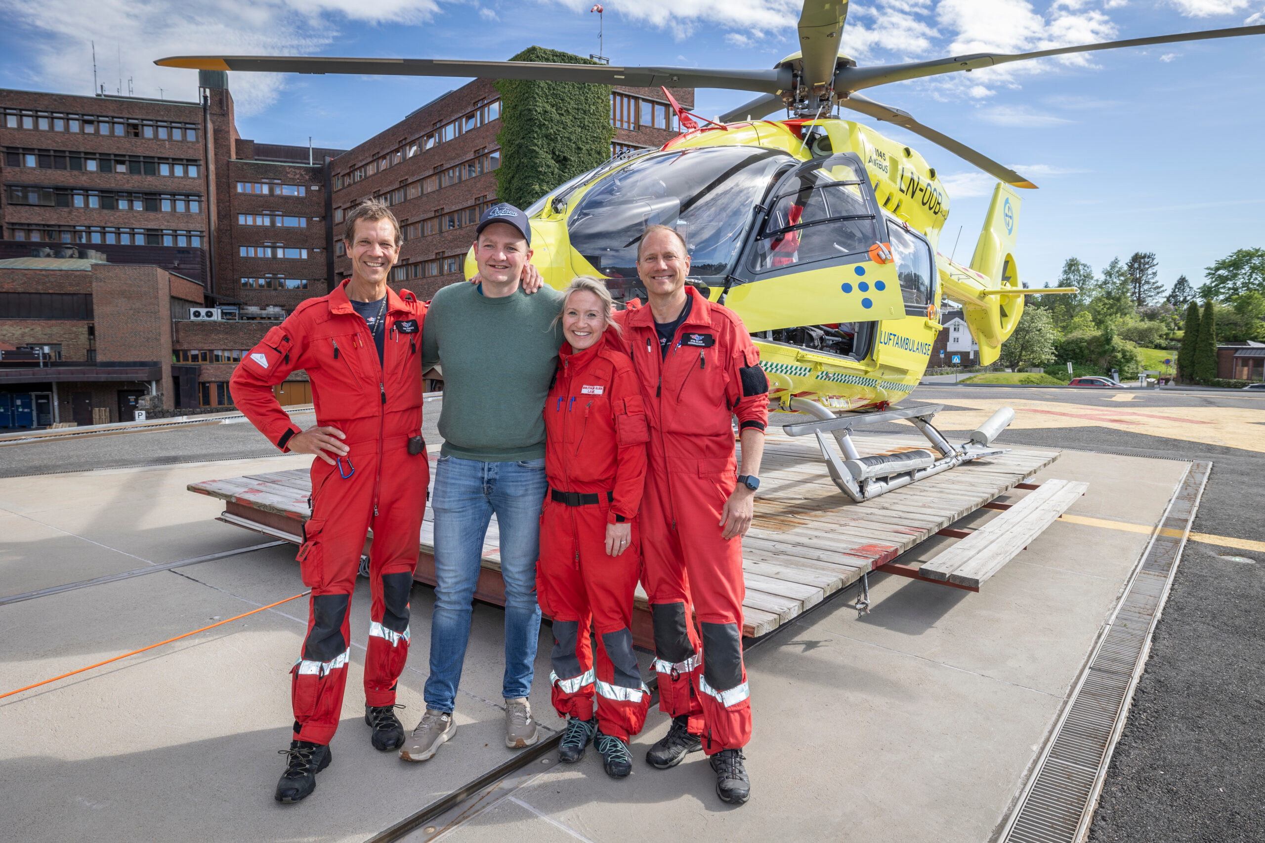 Helikoptermannskapet og Kjell Richard foran ambulansehelikoptret på basen i Arendal