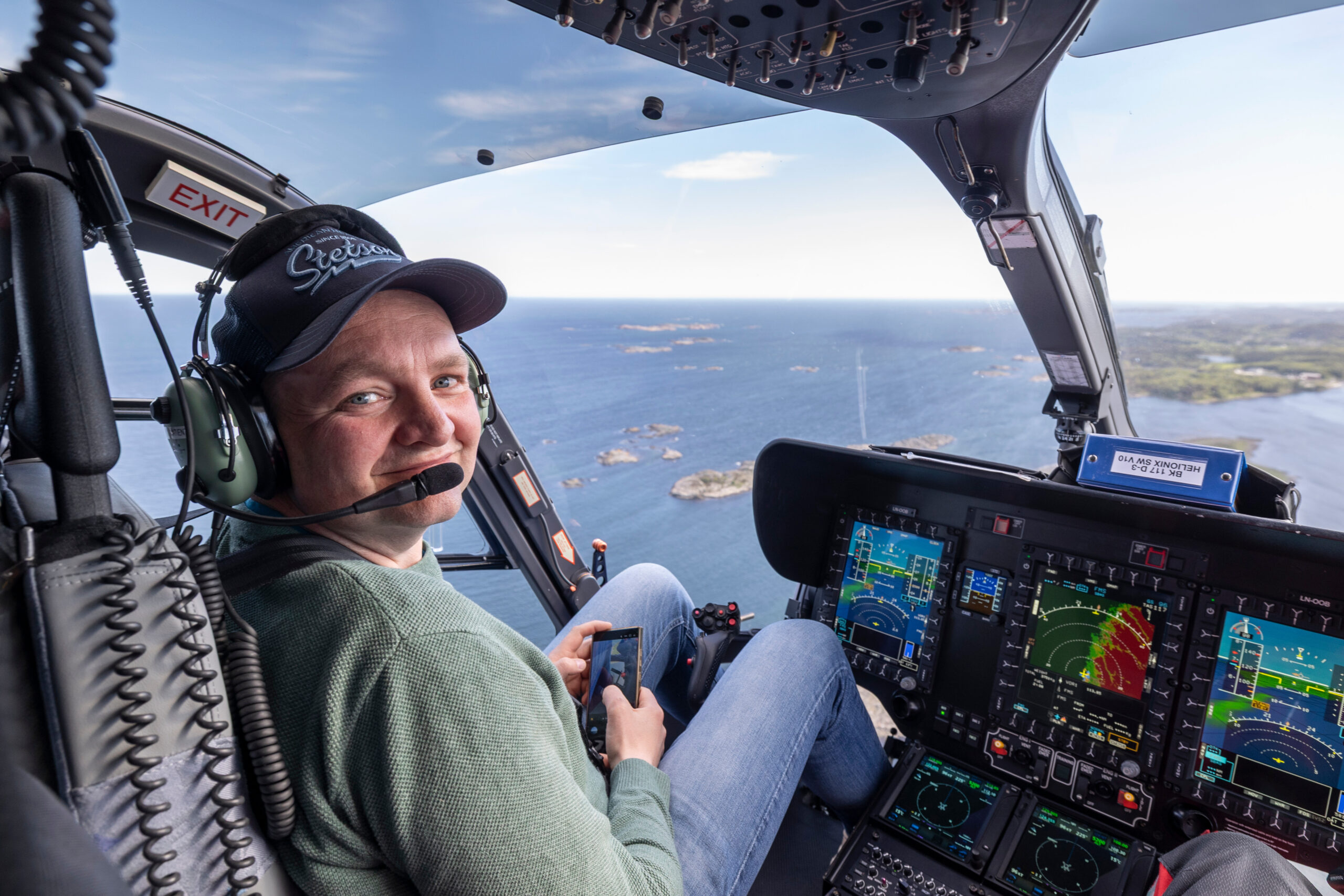 Kjell Richard i helikopter ni måneder etter ulykken