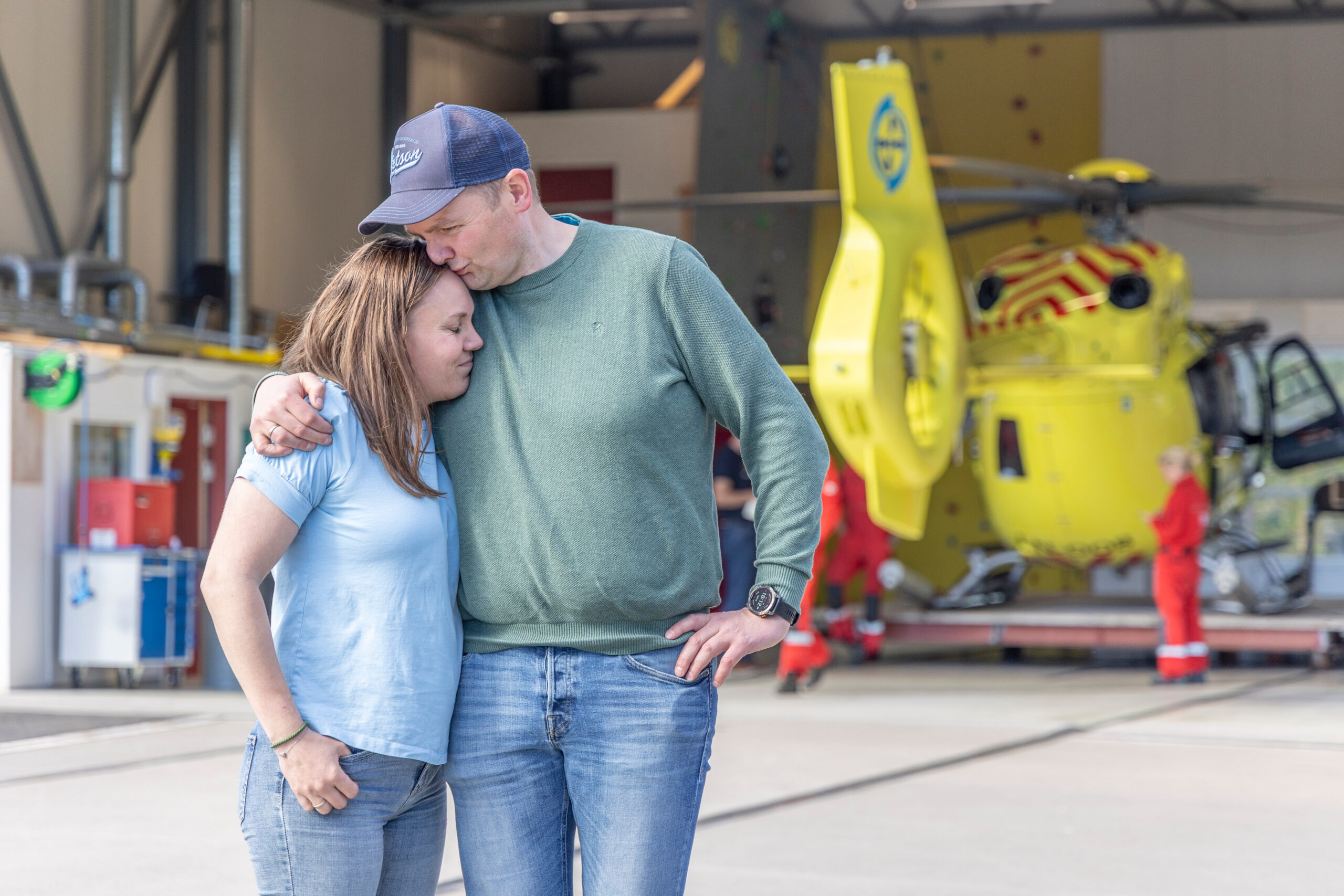 Kjell Richard Lindkjølen Haget og Anne Kilma foran helikopteret på luftambulansebasen i Arendal