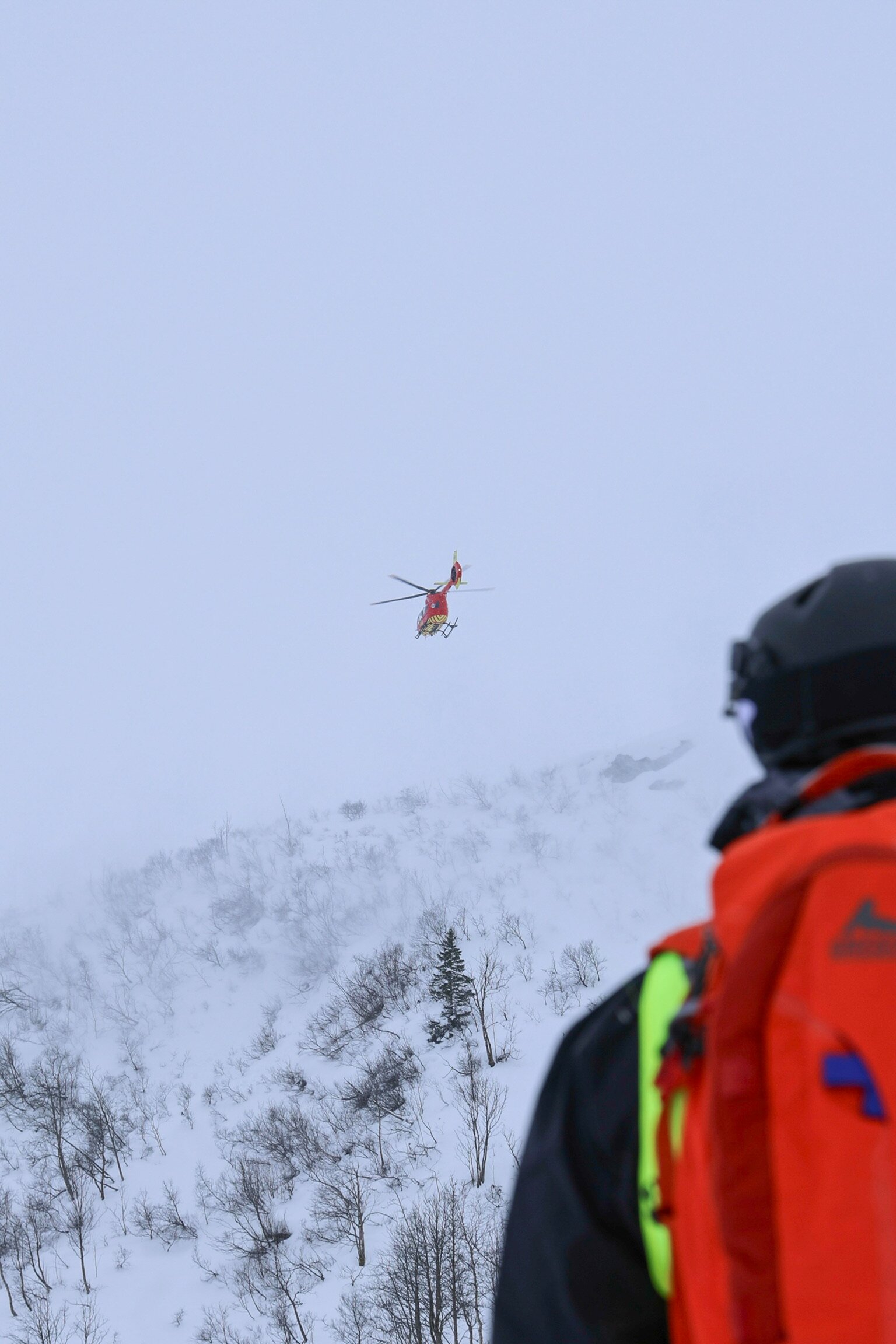 Helikopter i vinterlandskap